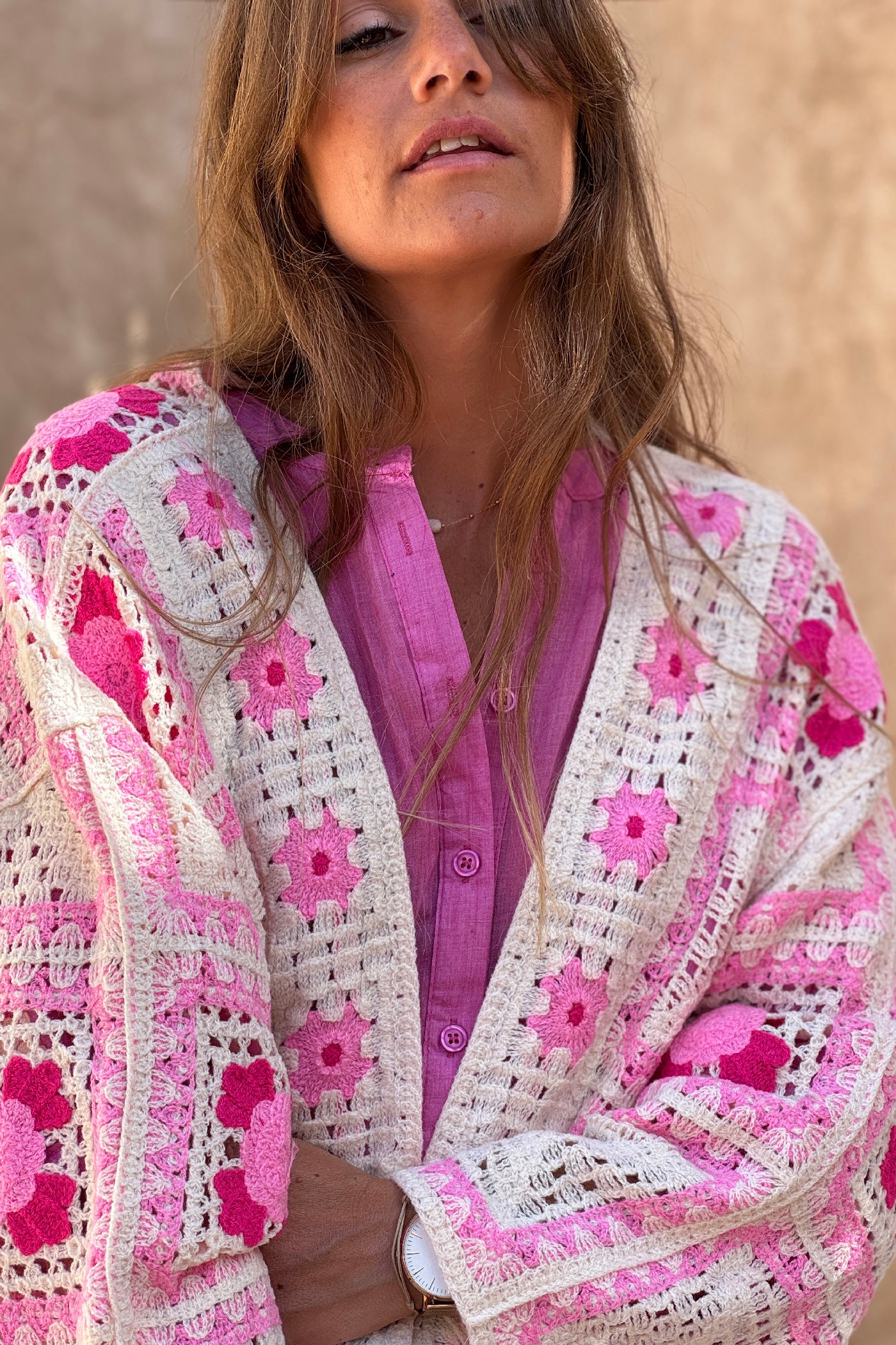 Veste en crochet motif fleurs rose
