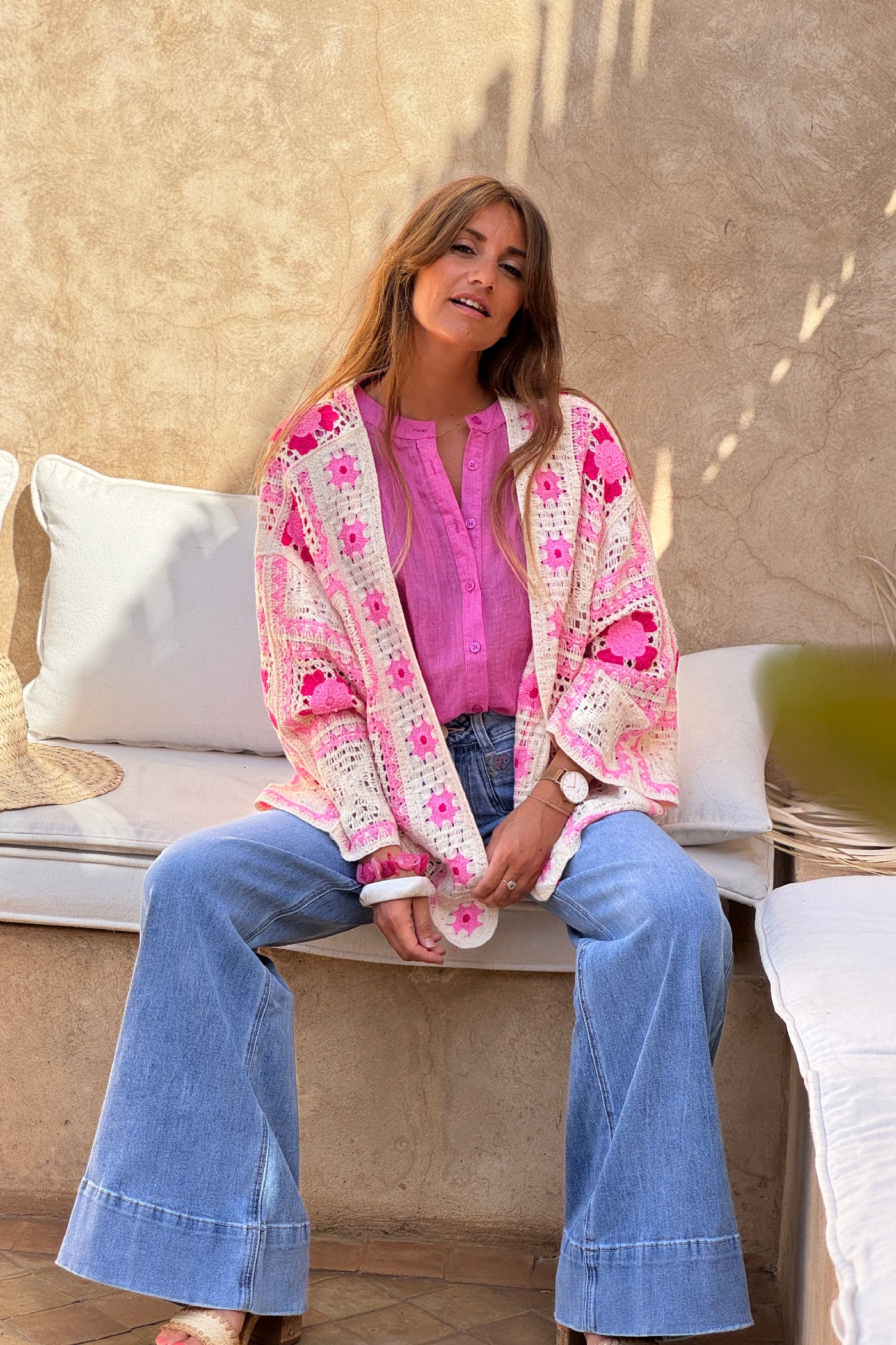 Veste en crochet motif fleurs rose