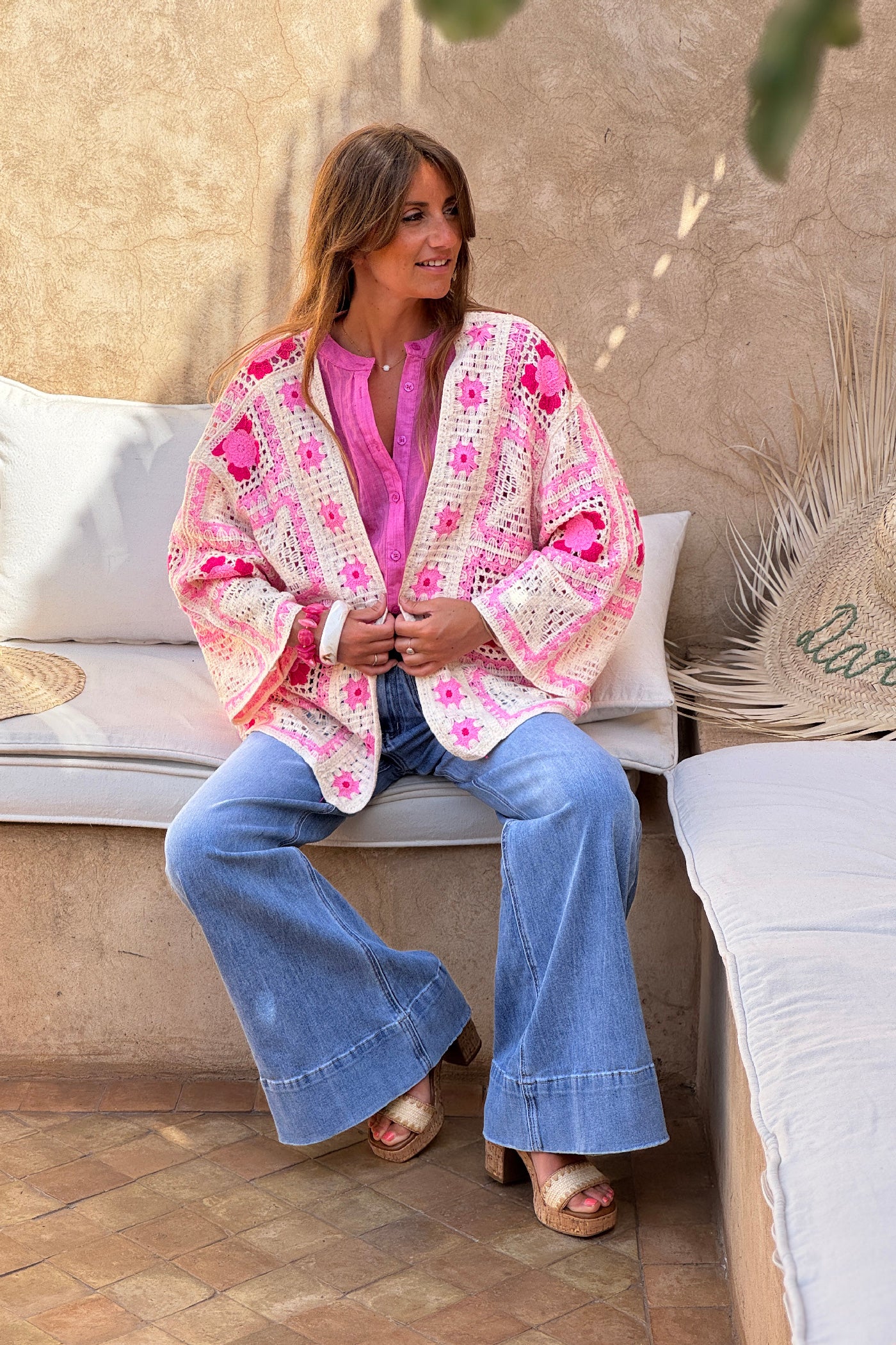 Veste en crochet motif fleurs rose