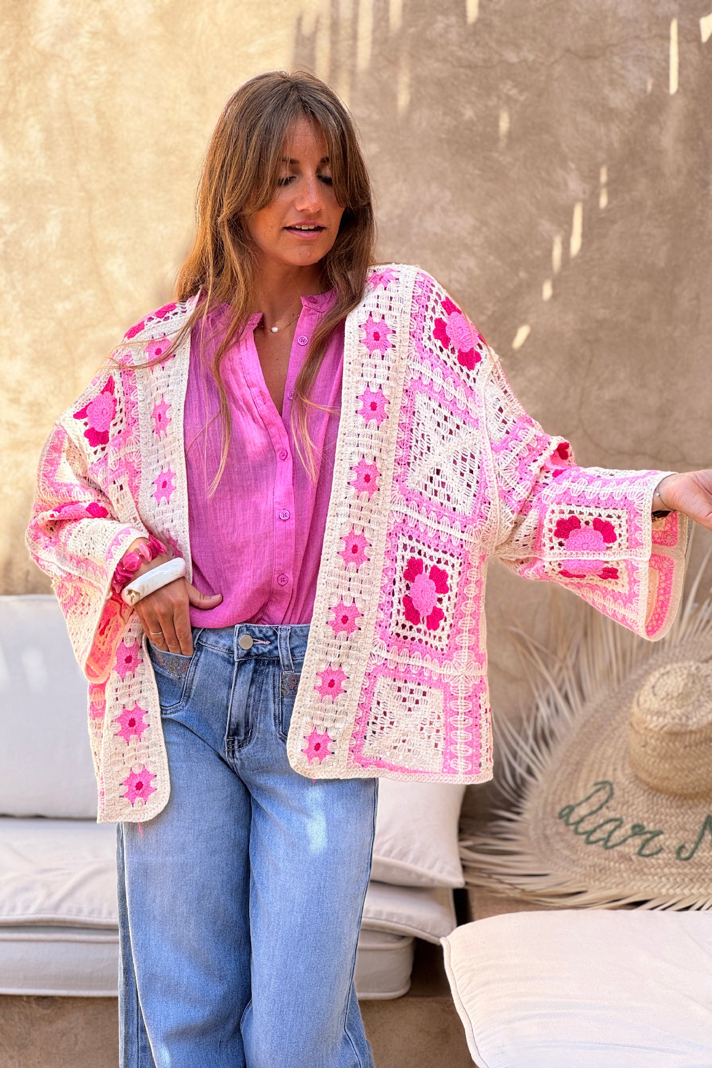 Veste en crochet motif fleurs rose