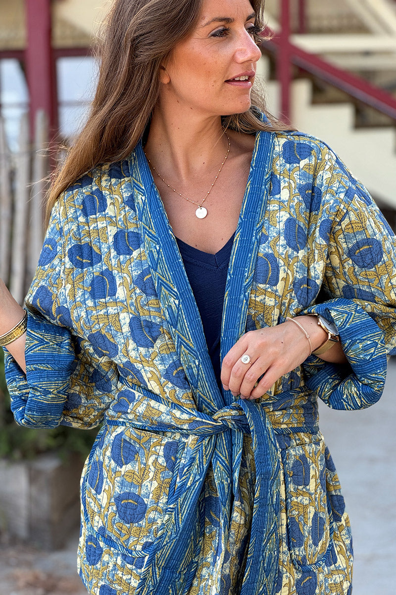 Veste en gaze de coton matelassé bleu imprime fleurs tie and dye
