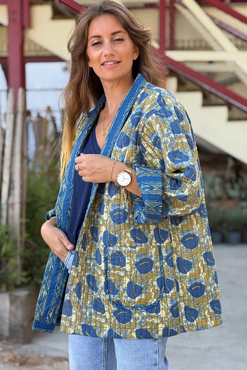 Veste en gaze de coton matelassé bleu imprime fleurs tie and dye