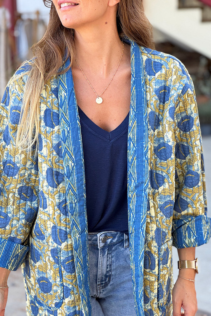 Veste en gaze de coton matelassé bleu imprime fleurs tie and dye