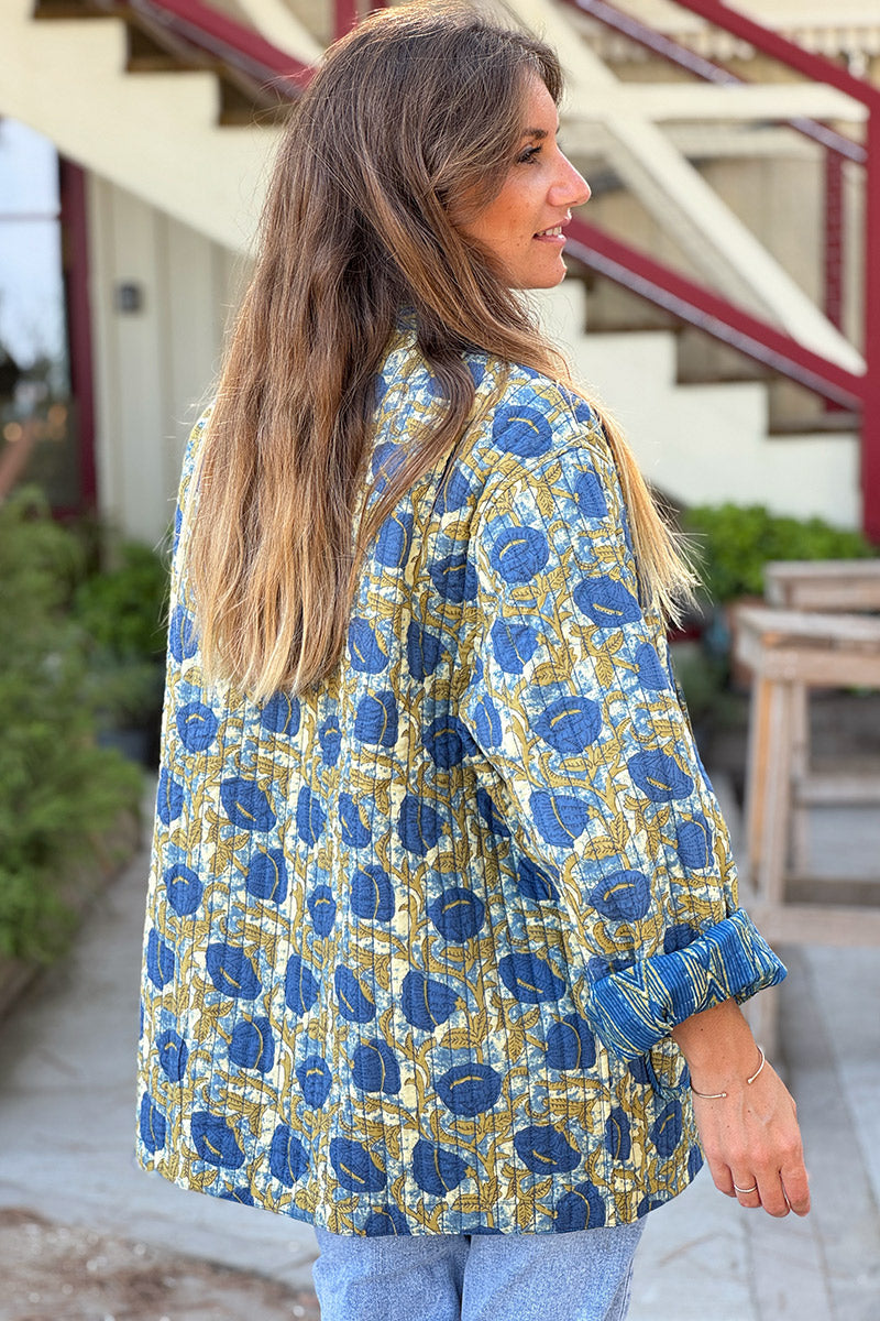 Veste en gaze de coton matelassé bleu imprime fleurs tie and dye
