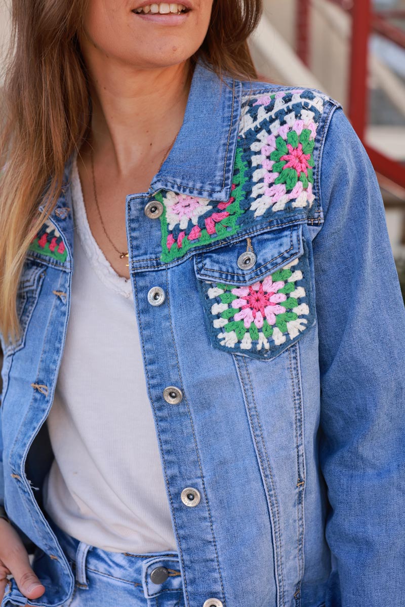 Veste en jean avec empiècements en crochet coloré