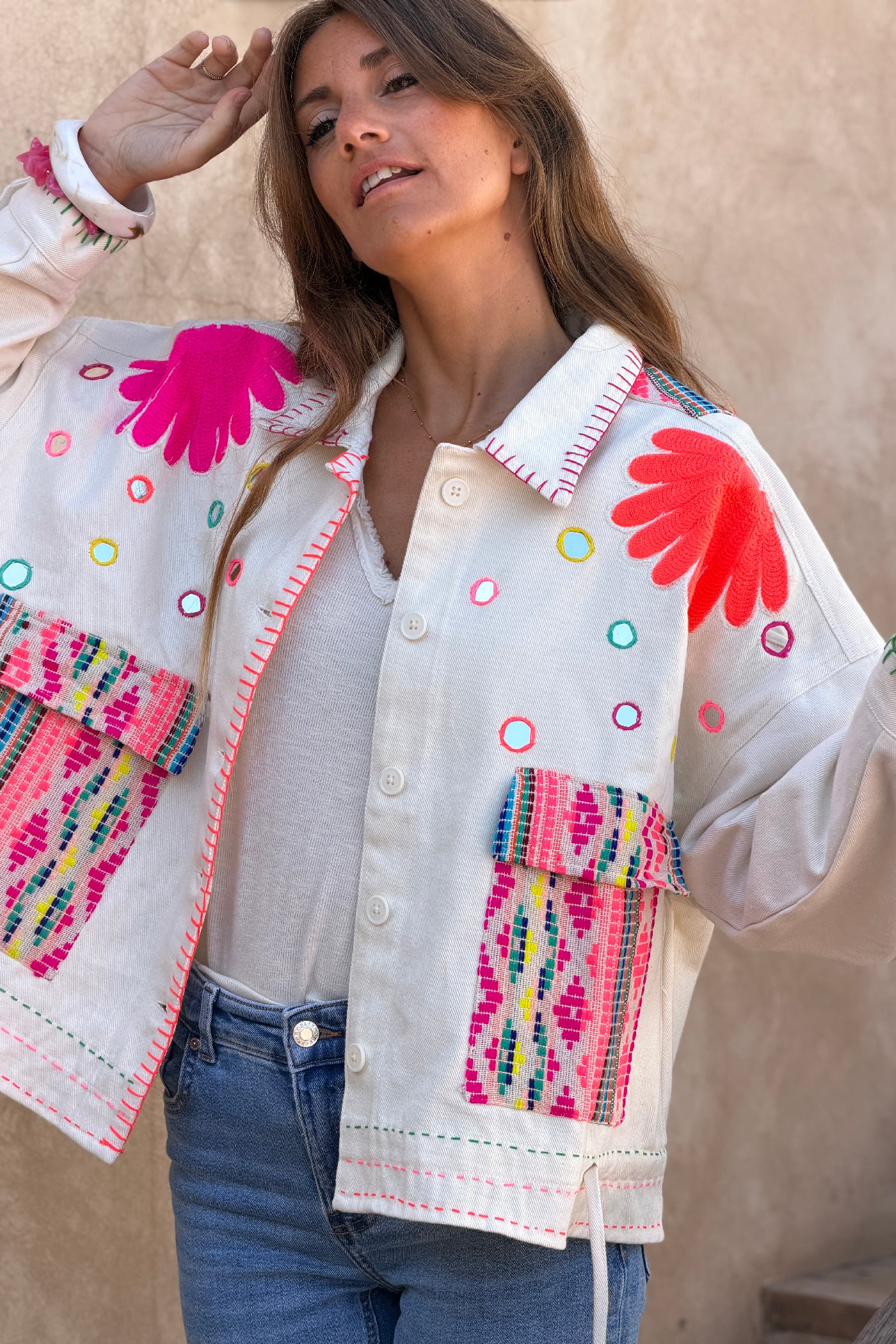 Veste en jean beige miroirs et broderie fils colorés style péruvien