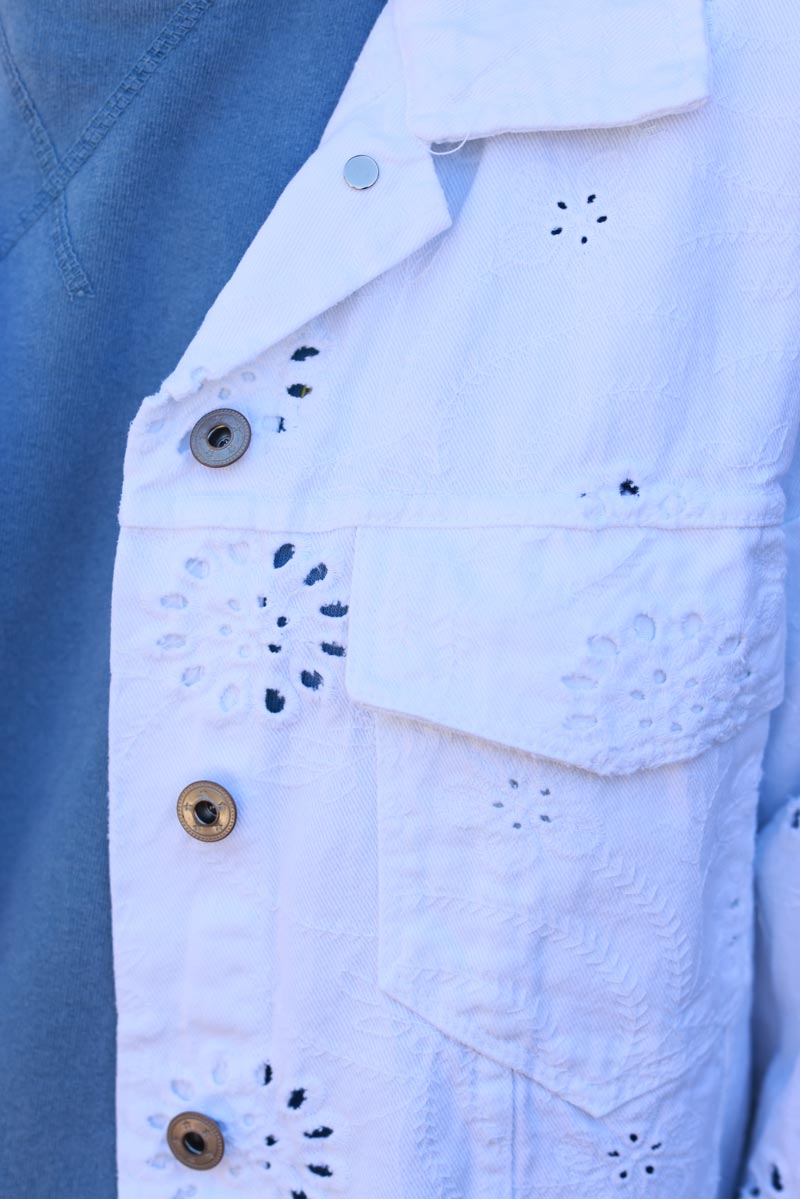 Veste en jean blanche broderie anglaise ajourée et feuillage finitions franges