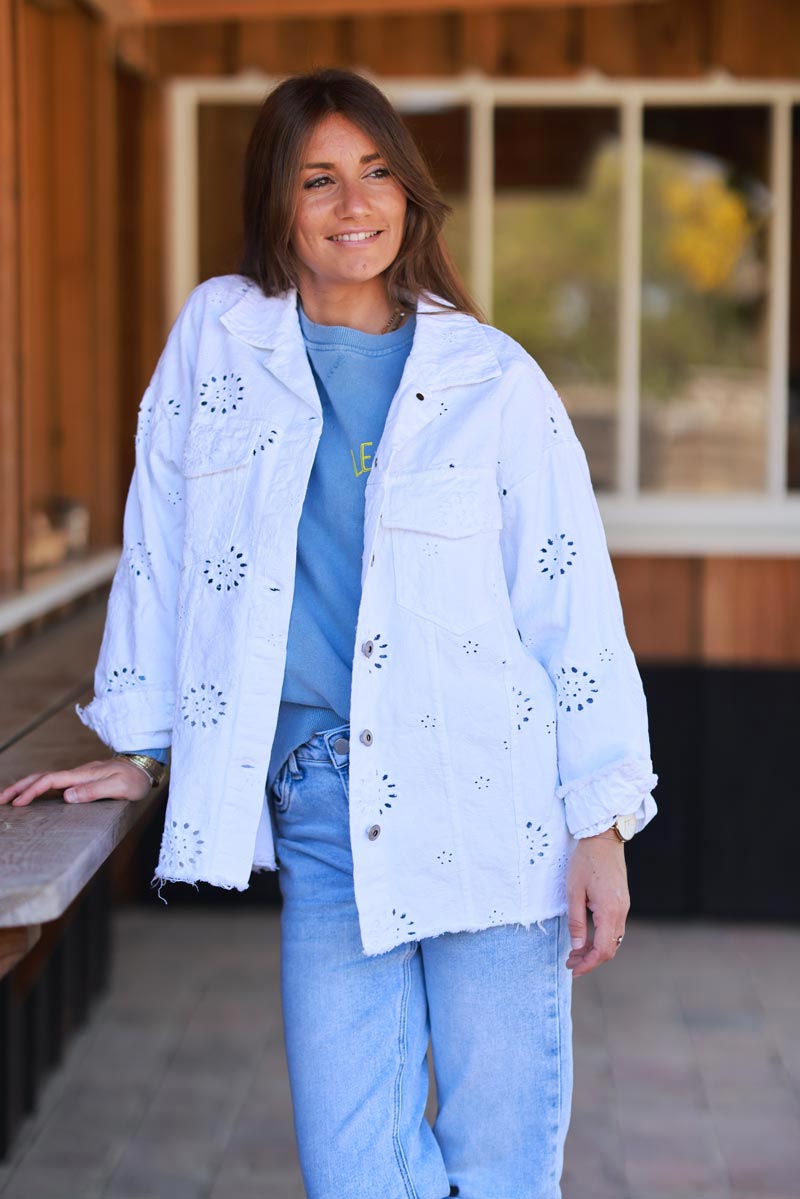 Veste en jean blanche broderie anglaise ajourée et feuillage finitions franges