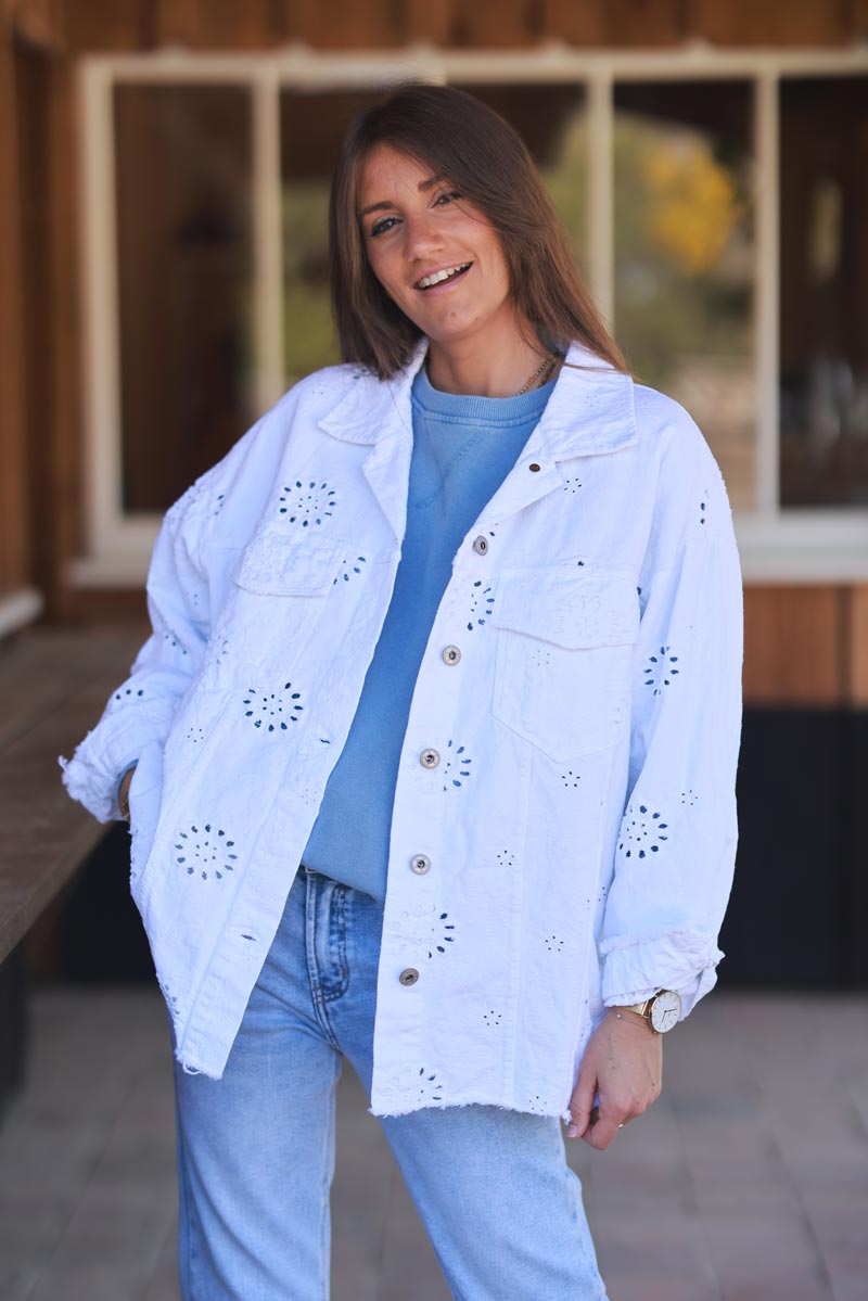 Veste en jean blanche broderie anglaise ajourée et feuillage finitions franges