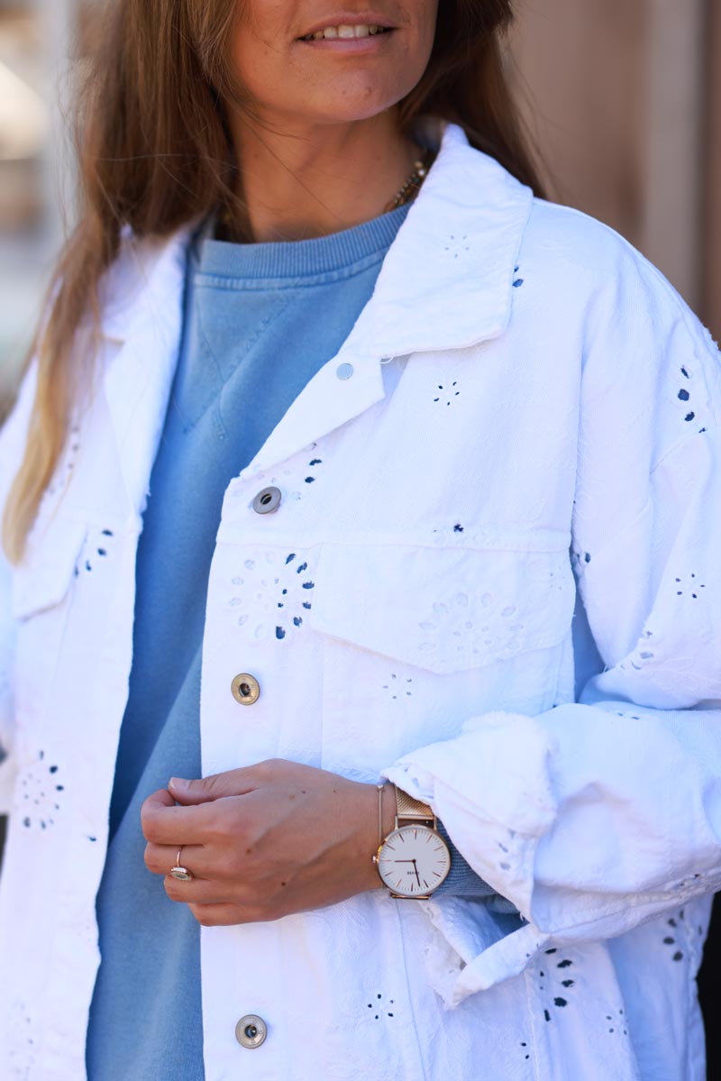 Veste en jean blanche broderie anglaise ajourée et feuillage finitions franges