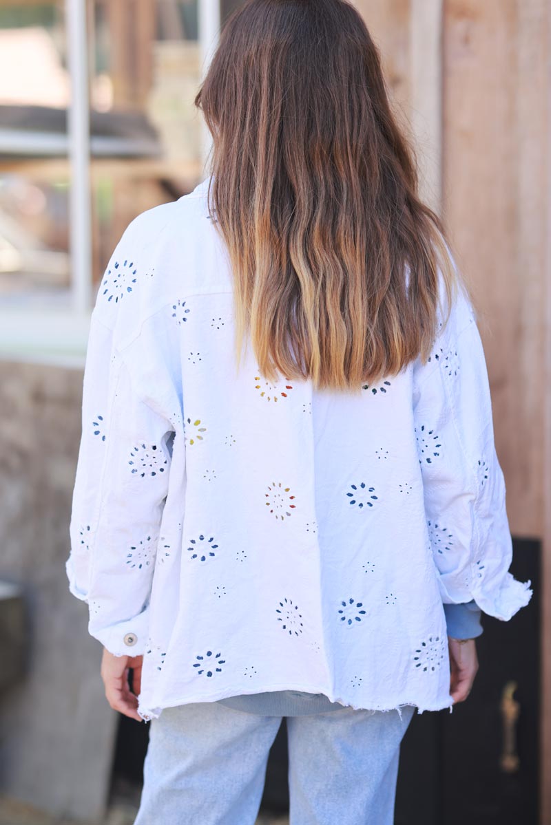Veste en jean blanche broderie anglaise ajourée et feuillage finitions franges