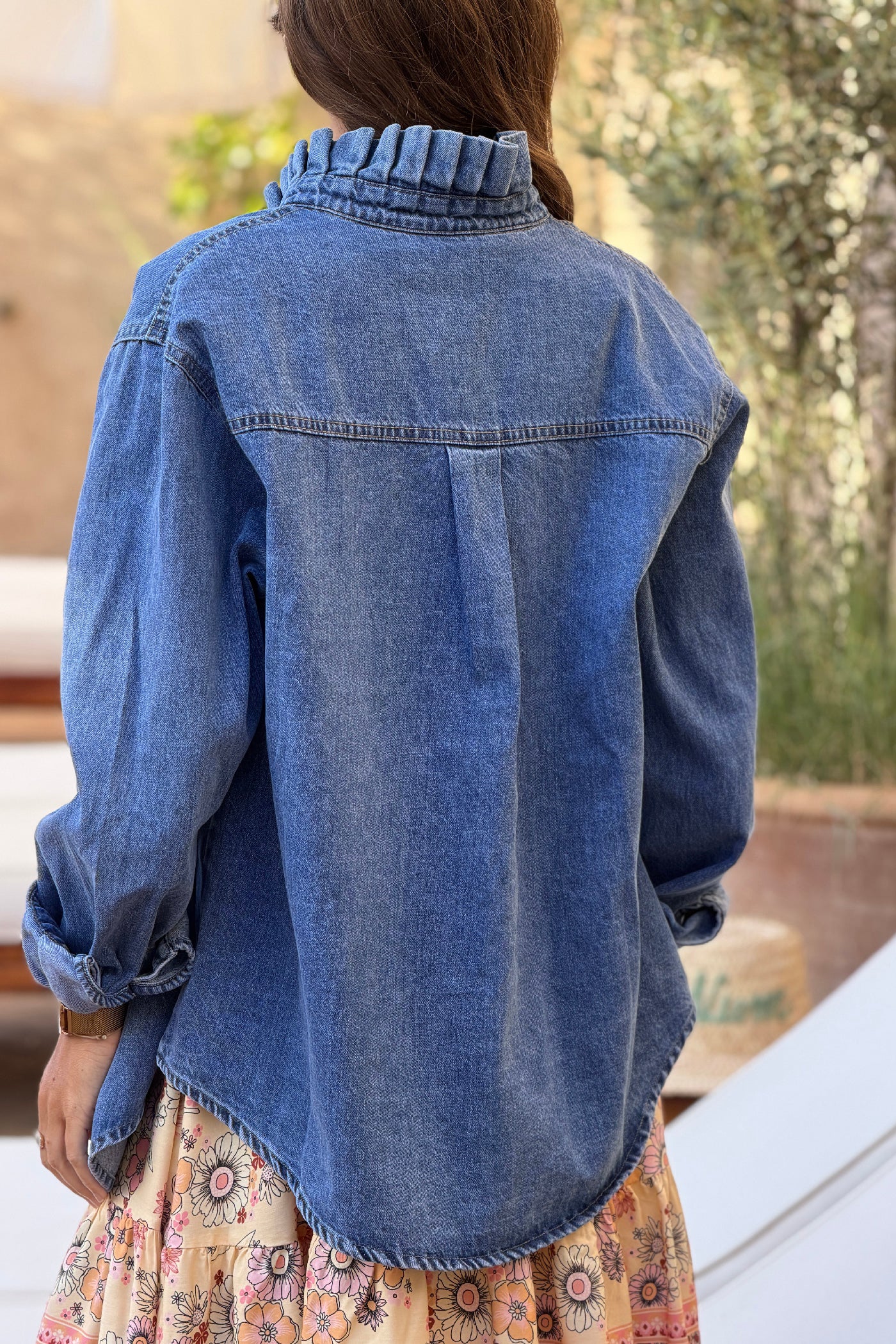 Veste en jean délavé clair col victorien montant avec froufrou