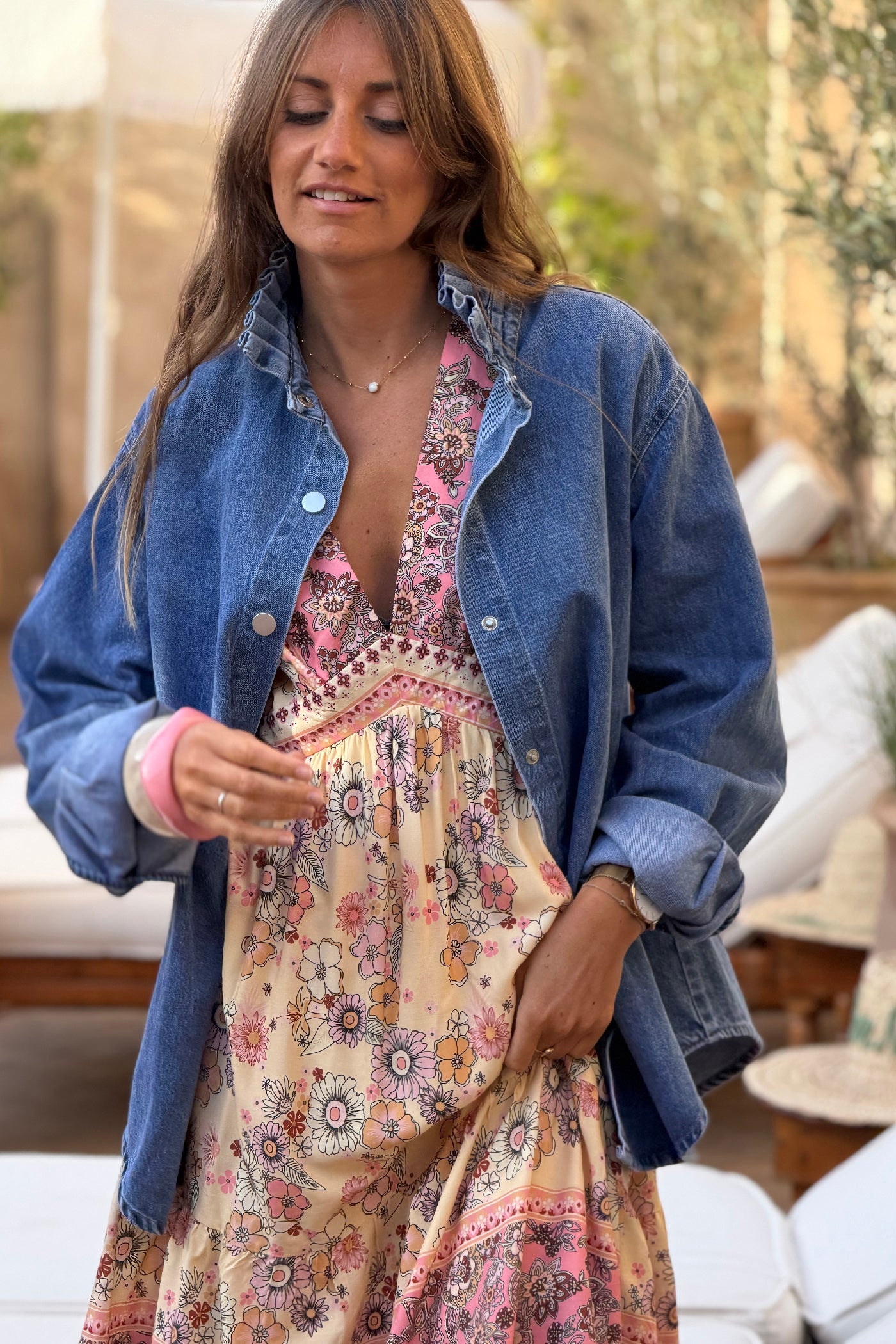 Veste en jean délavé clair col victorien montant avec froufrou