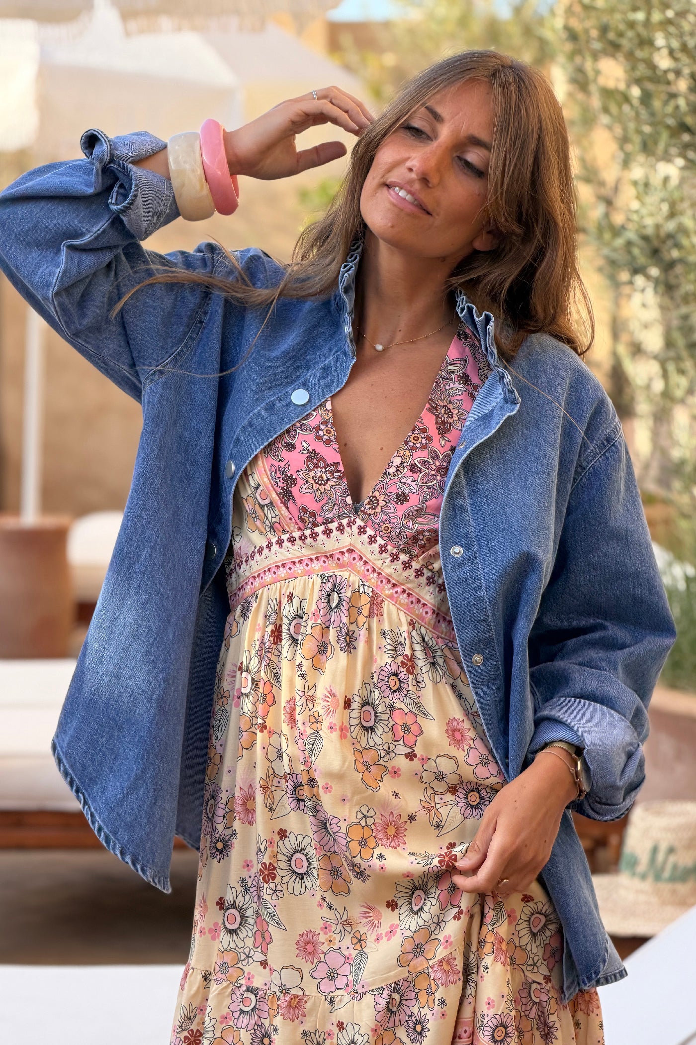 Veste en jean délavé clair col victorien montant avec froufrou