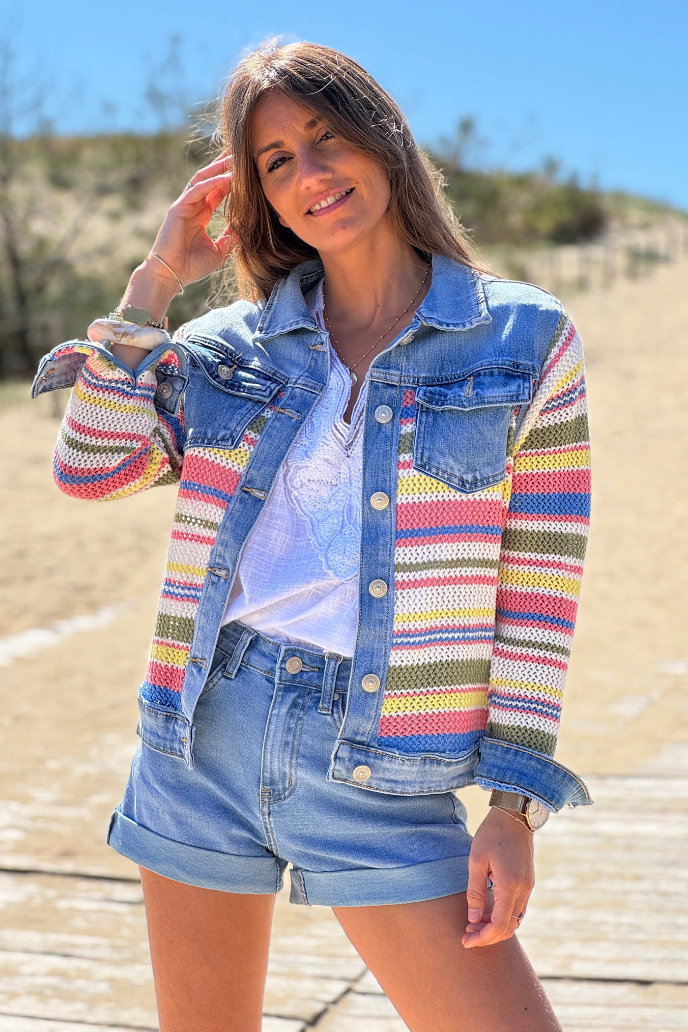 Veste en jean delavé crochet coloré devant et sur les manches
