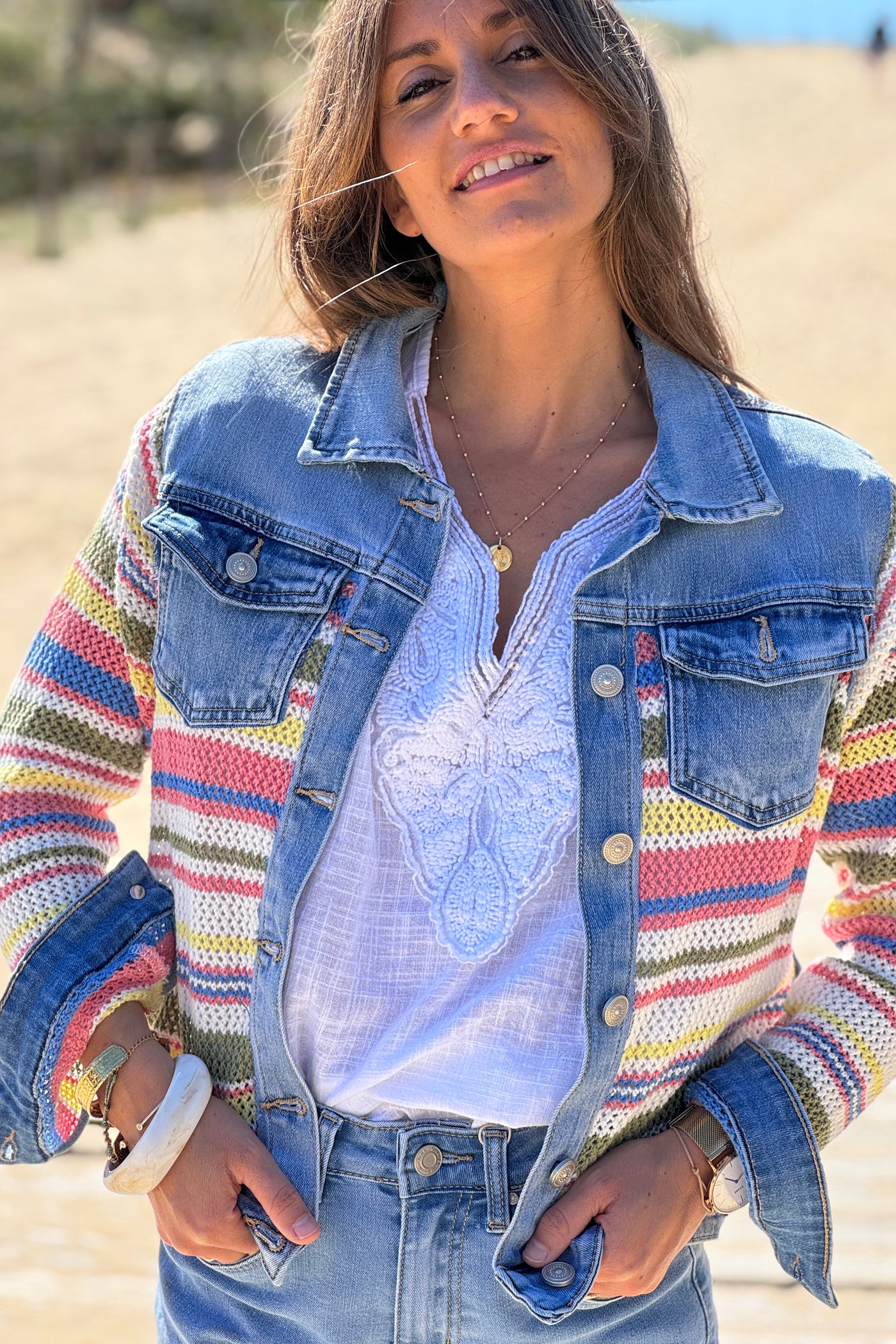 Veste en jean delavé crochet coloré devant et sur les manches