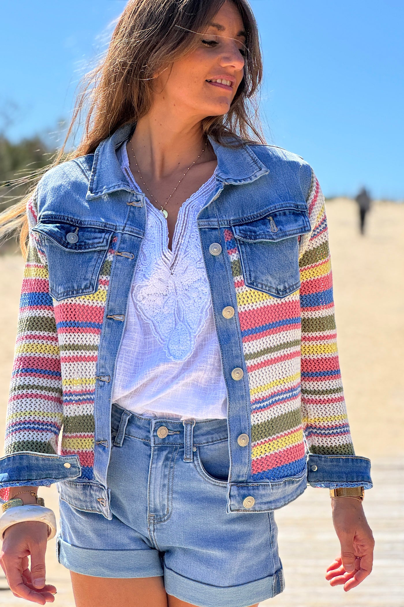 Veste en jean delavé crochet coloré devant et sur les manches