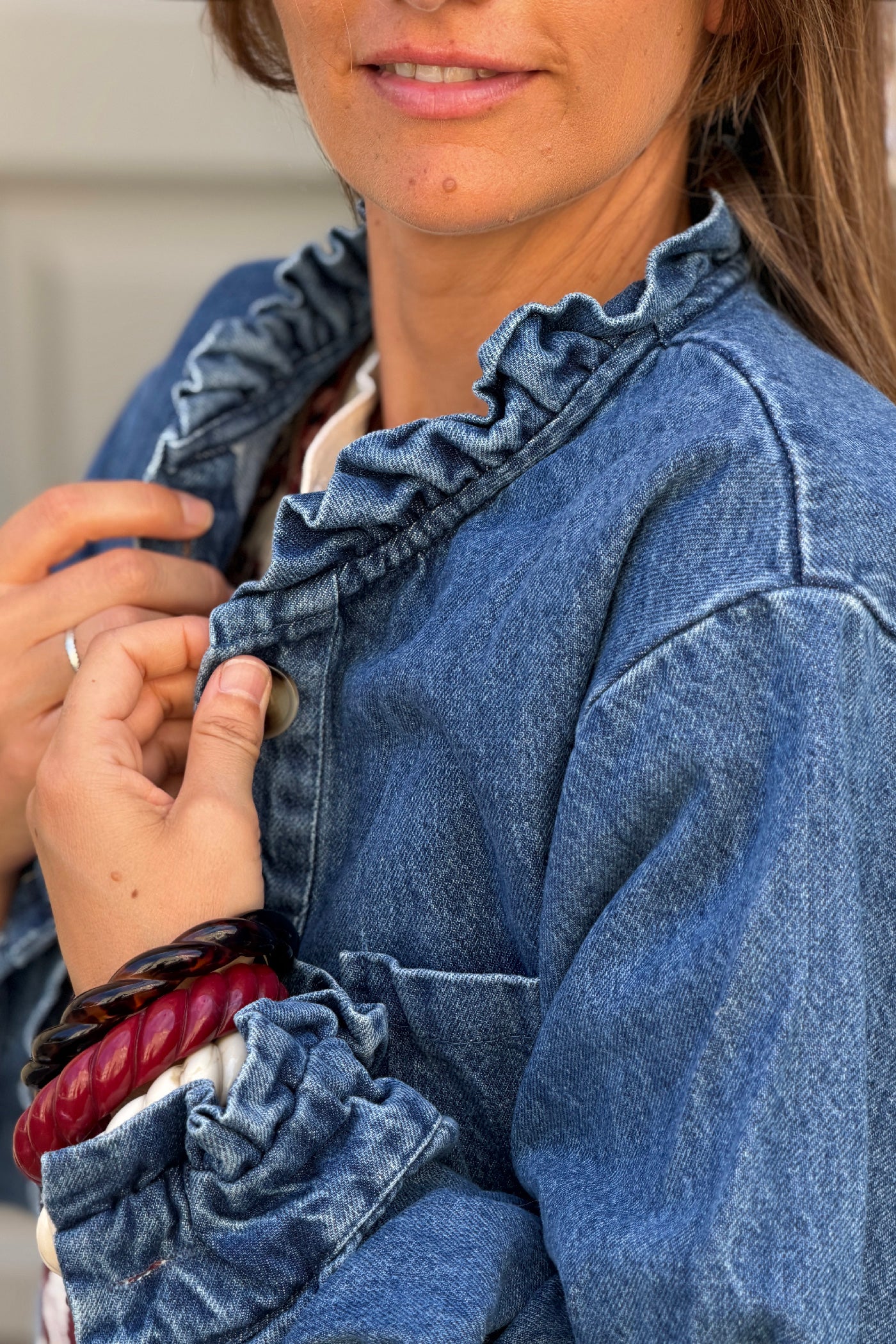 Veste en jean foncé col victorien montant à boutons écaille et poches