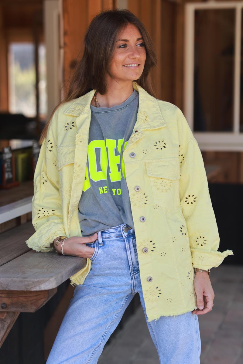 Veste en jean jaune broderie anglaise ajourée et feuillage finitions franges