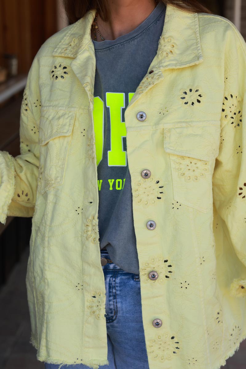 Veste en jean jaune broderie anglaise ajourée et feuillage finitions franges