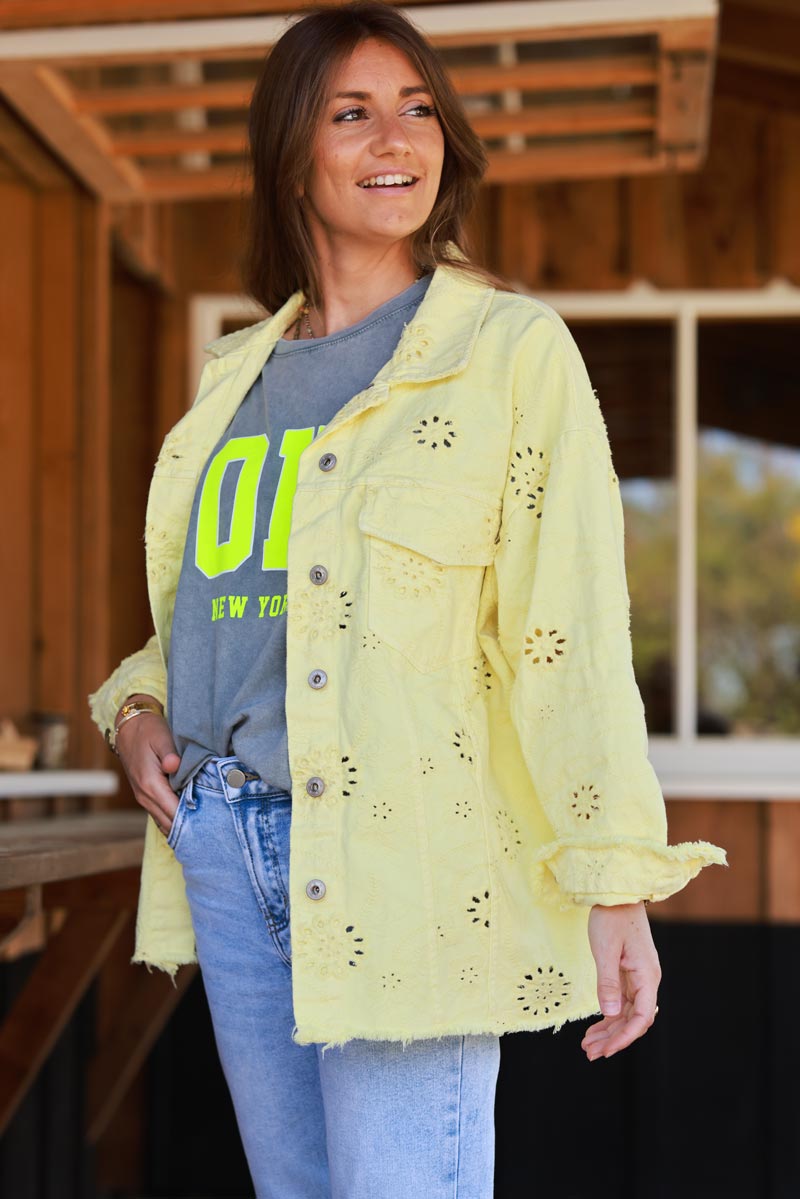 Veste en jean jaune broderie anglaise ajourée et feuillage finitions franges