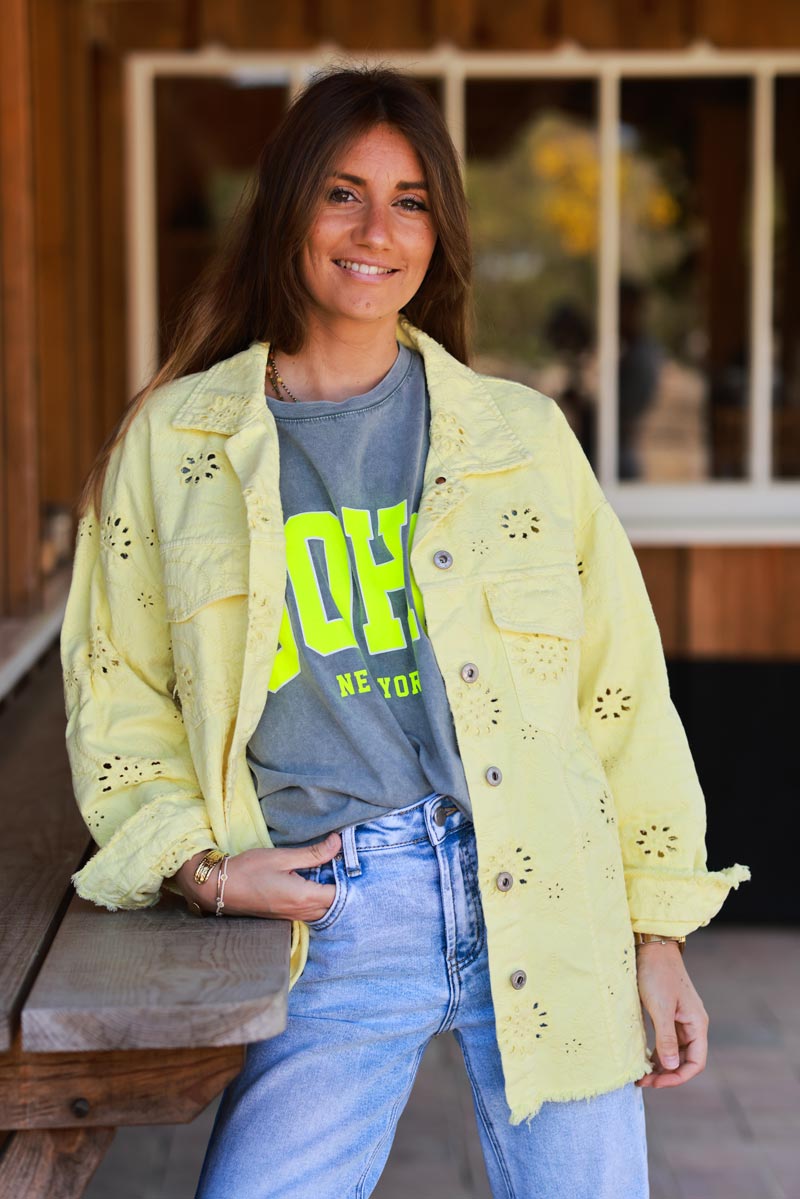 Veste en jean jaune broderie anglaise ajourée et feuillage finitions franges