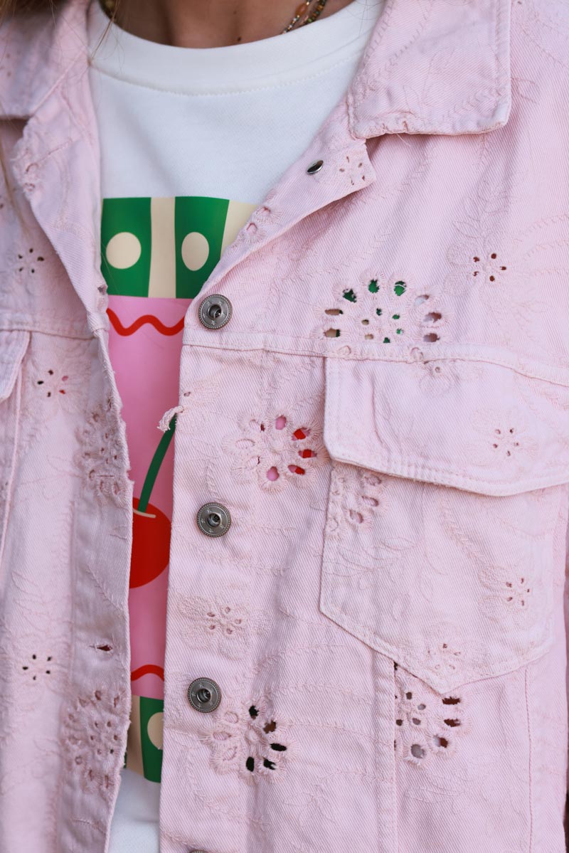 Veste en jean rose pâle broderie anglaise ajourée et feuillage finitions franges