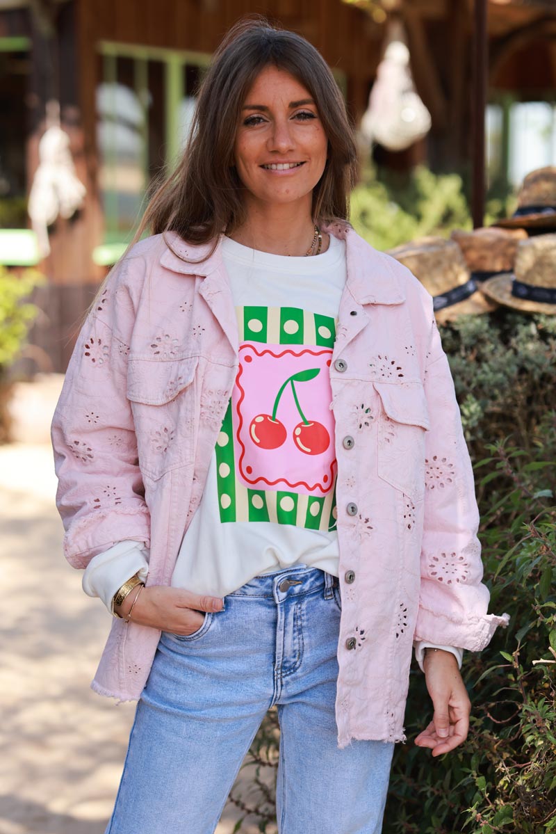 Veste en jean rose pâle broderie anglaise ajourée et feuillage finitions franges