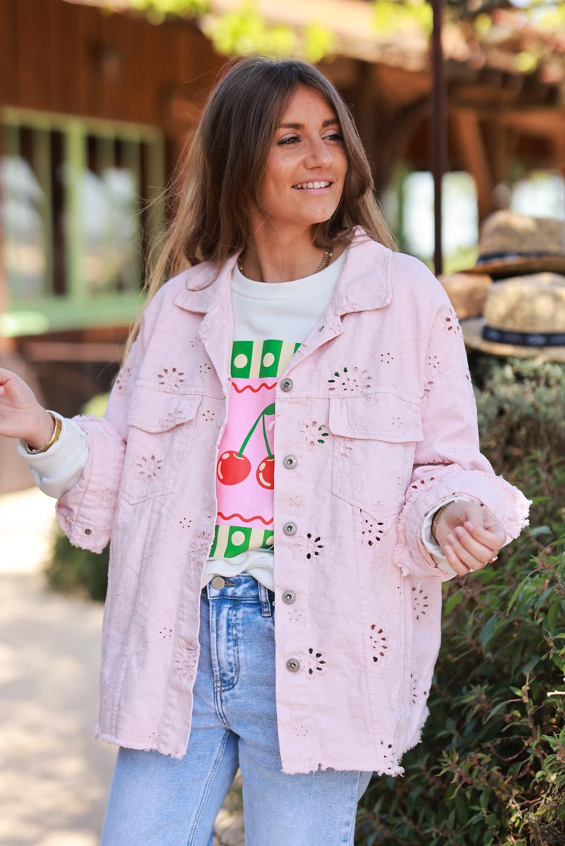 Veste en jean rose pâle broderie anglaise ajourée et feuillage finitions franges