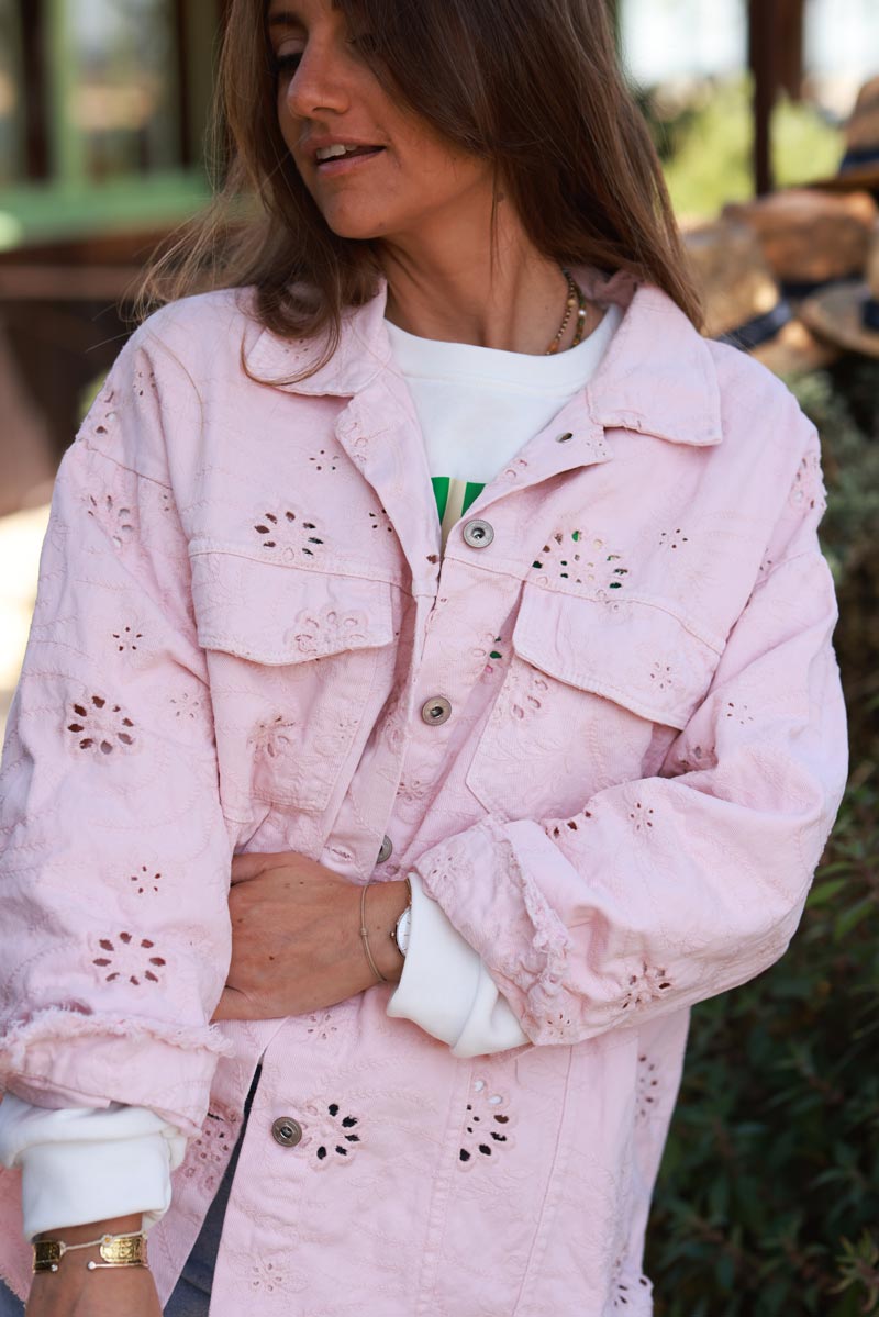 Veste en jean rose pâle broderie anglaise ajourée et feuillage finitions franges