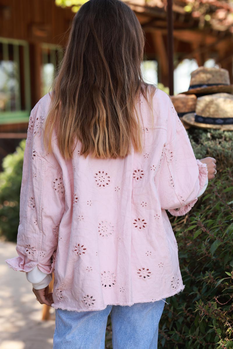 Veste en jean rose pâle broderie anglaise ajourée et feuillage finitions franges