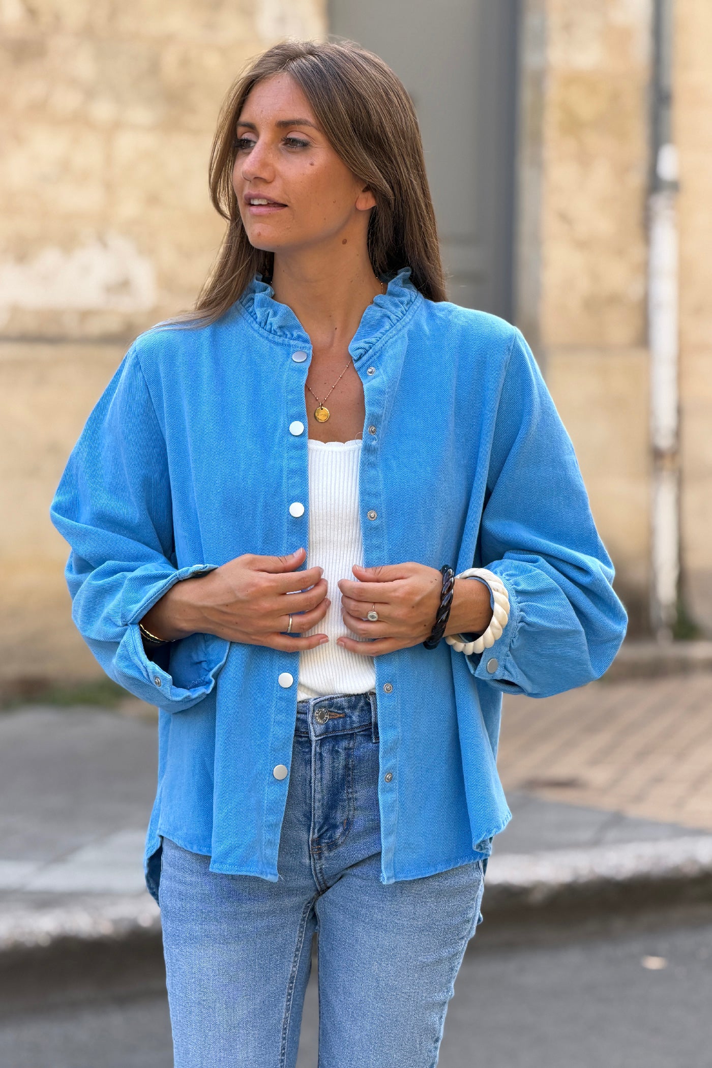Veste en jean souple bleu col victorien montant à froufrous