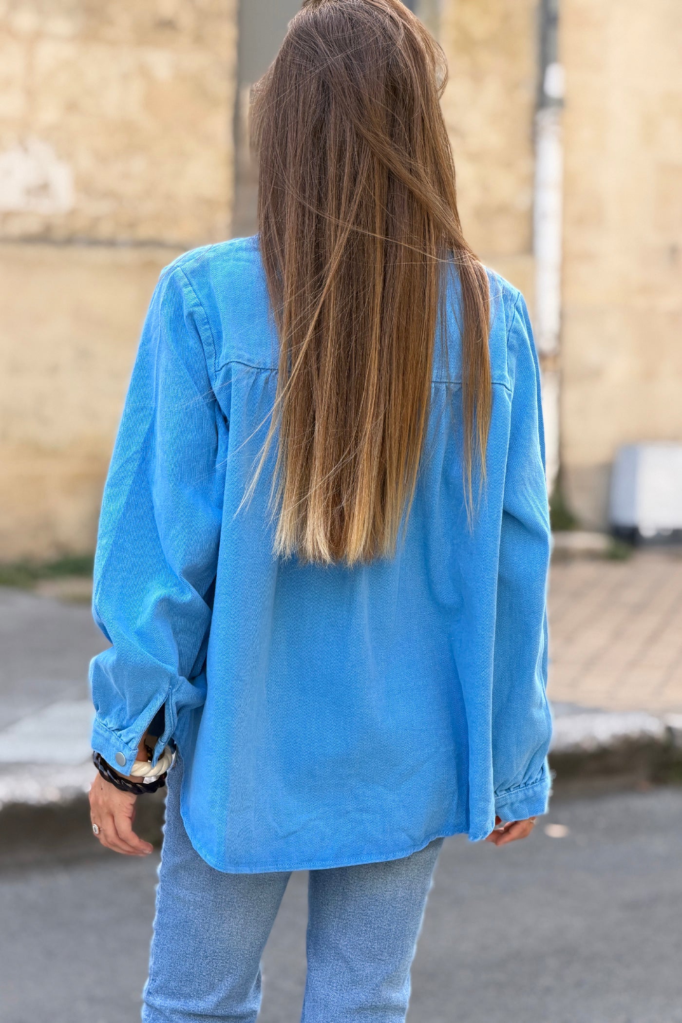 Veste en jean souple bleu col victorien montant à froufrous