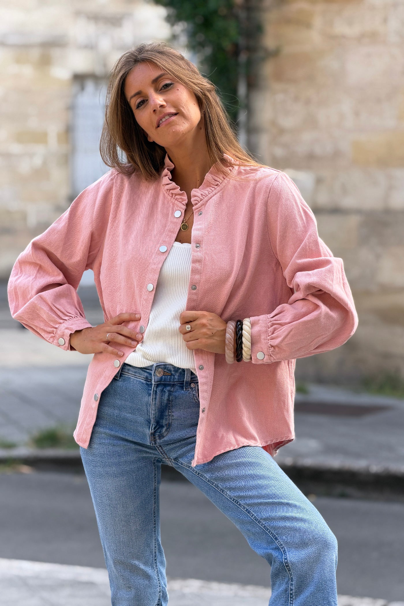 Veste en jean souple rose poudré col victorien montant à froufrous