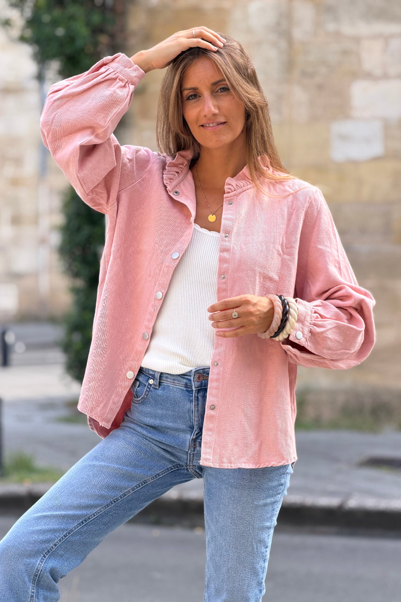 Veste en jean souple rose poudré col victorien montant à froufrous