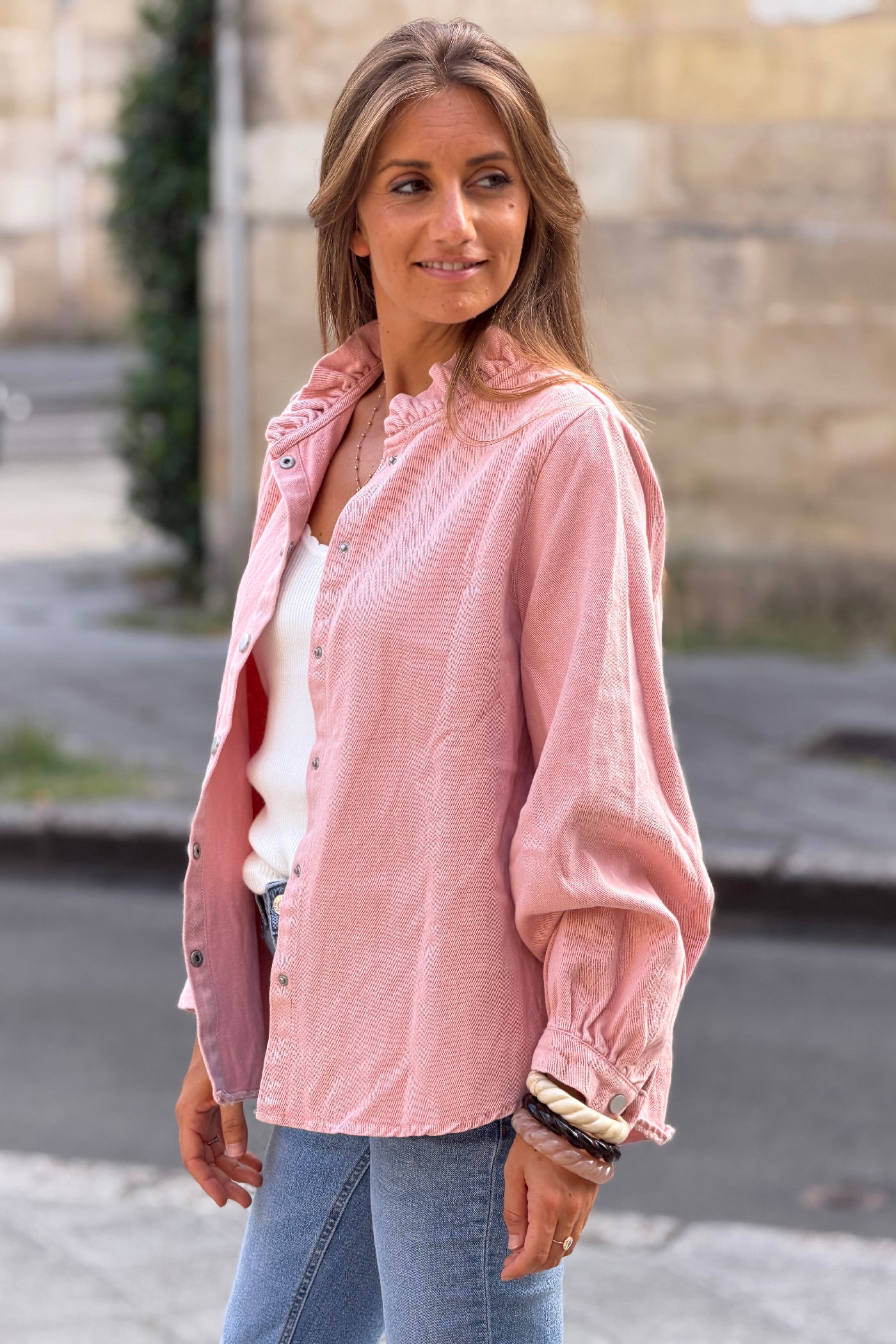 Veste en jean souple rose poudré col victorien montant à froufrous