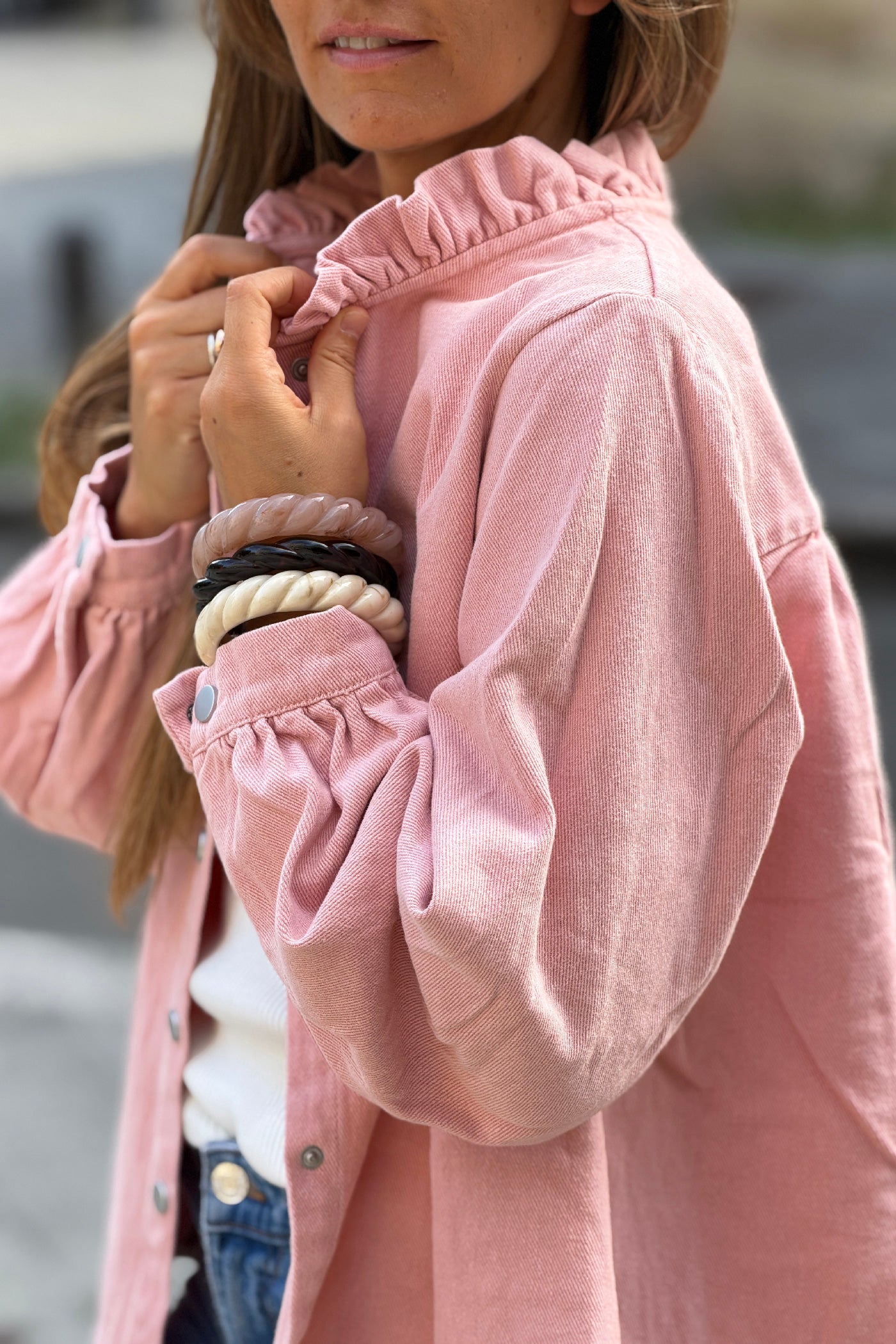 Veste en jean souple rose poudré col victorien montant à froufrous