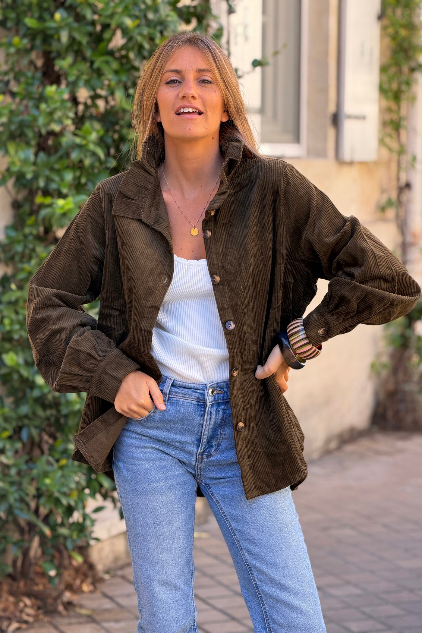Veste en velours côtelé kaki col victorien montant boutons écaille