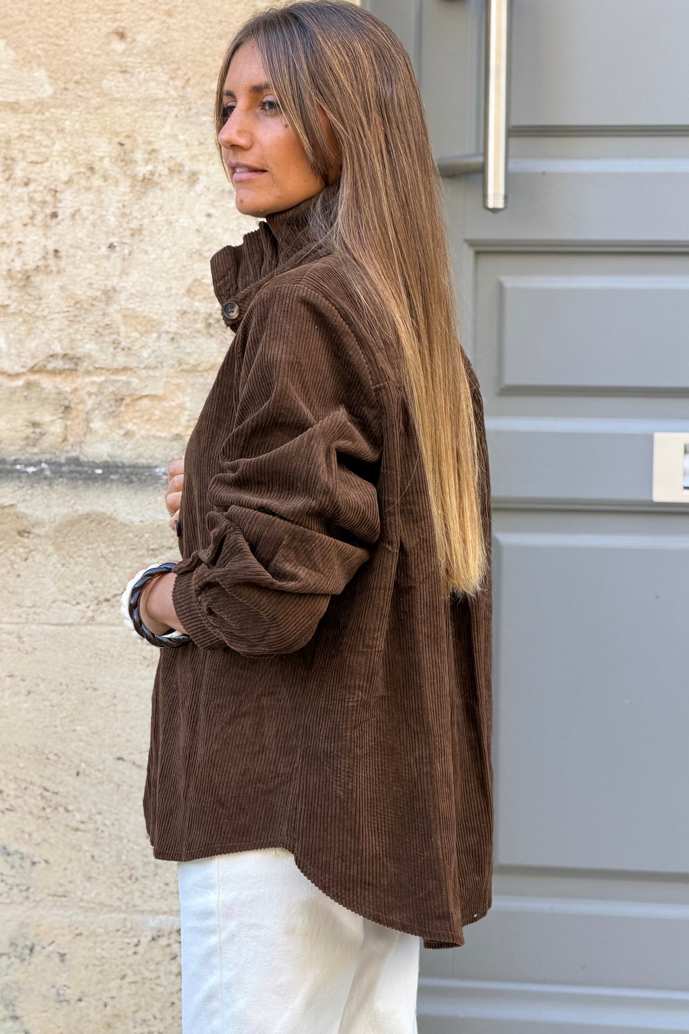 Veste en velours côtelé marron col victorien montant boutons écaille