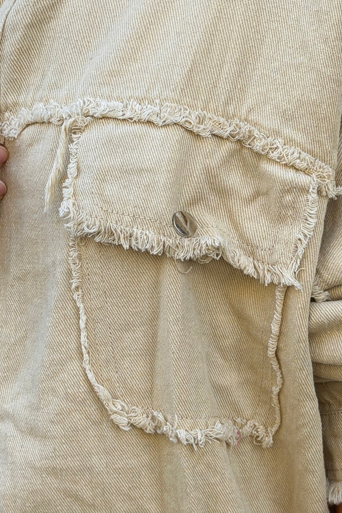 Veste en jean beige oversize finitions franges Rock and Roll en bouclettes fuchsia