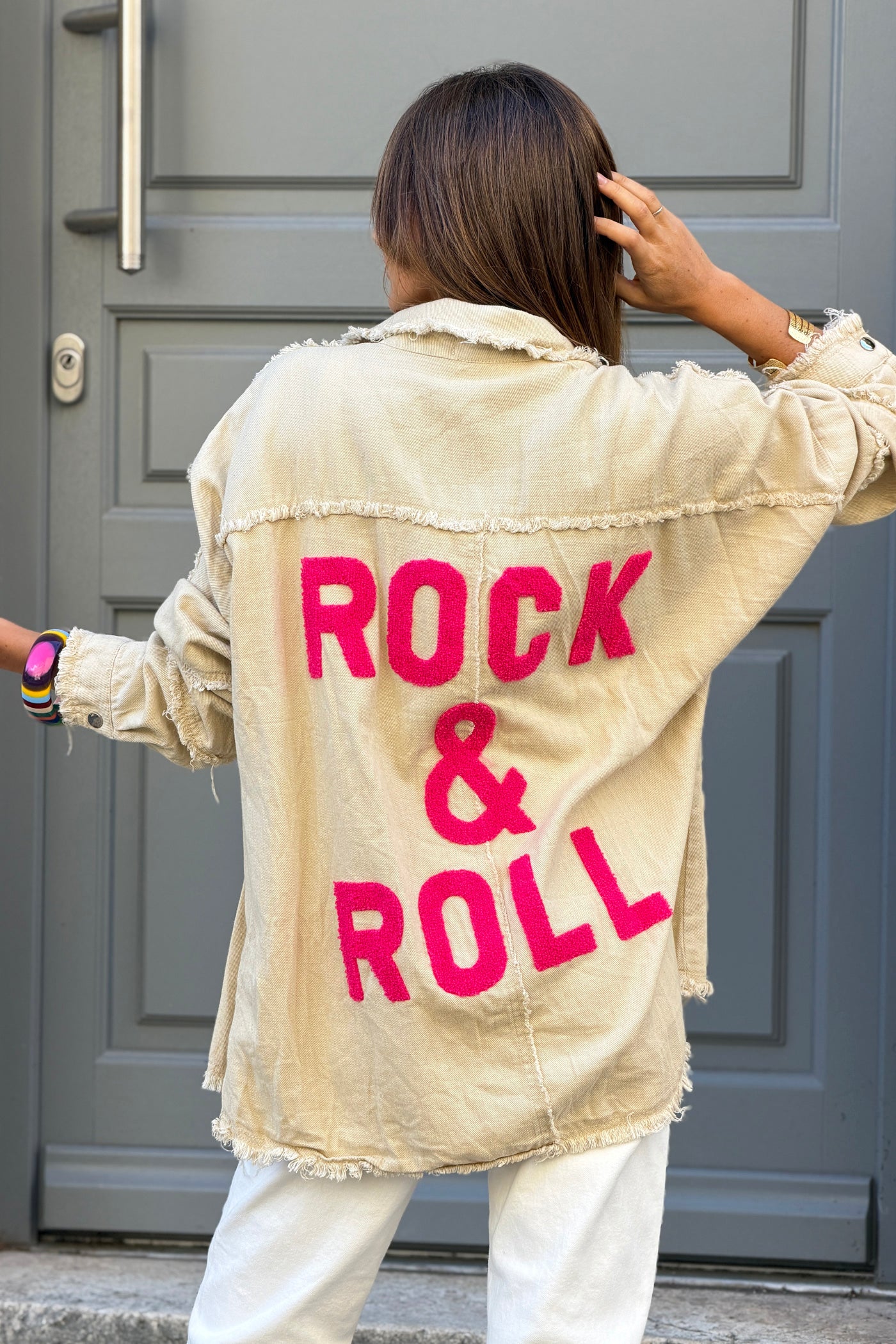 Veste en jean beige oversize finitions franges Rock and Roll en bouclettes fuchsia