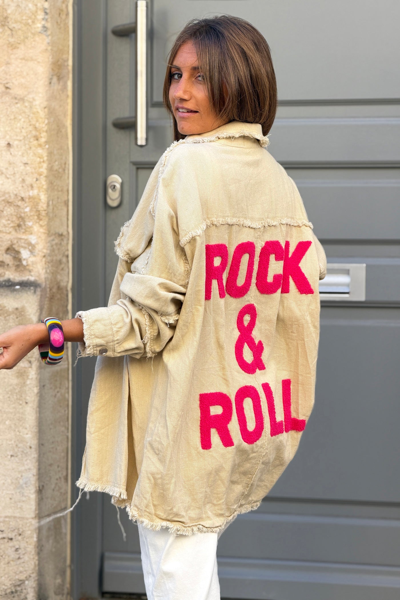 Veste en jean beige oversize finitions franges Rock and Roll en bouclettes fuchsia