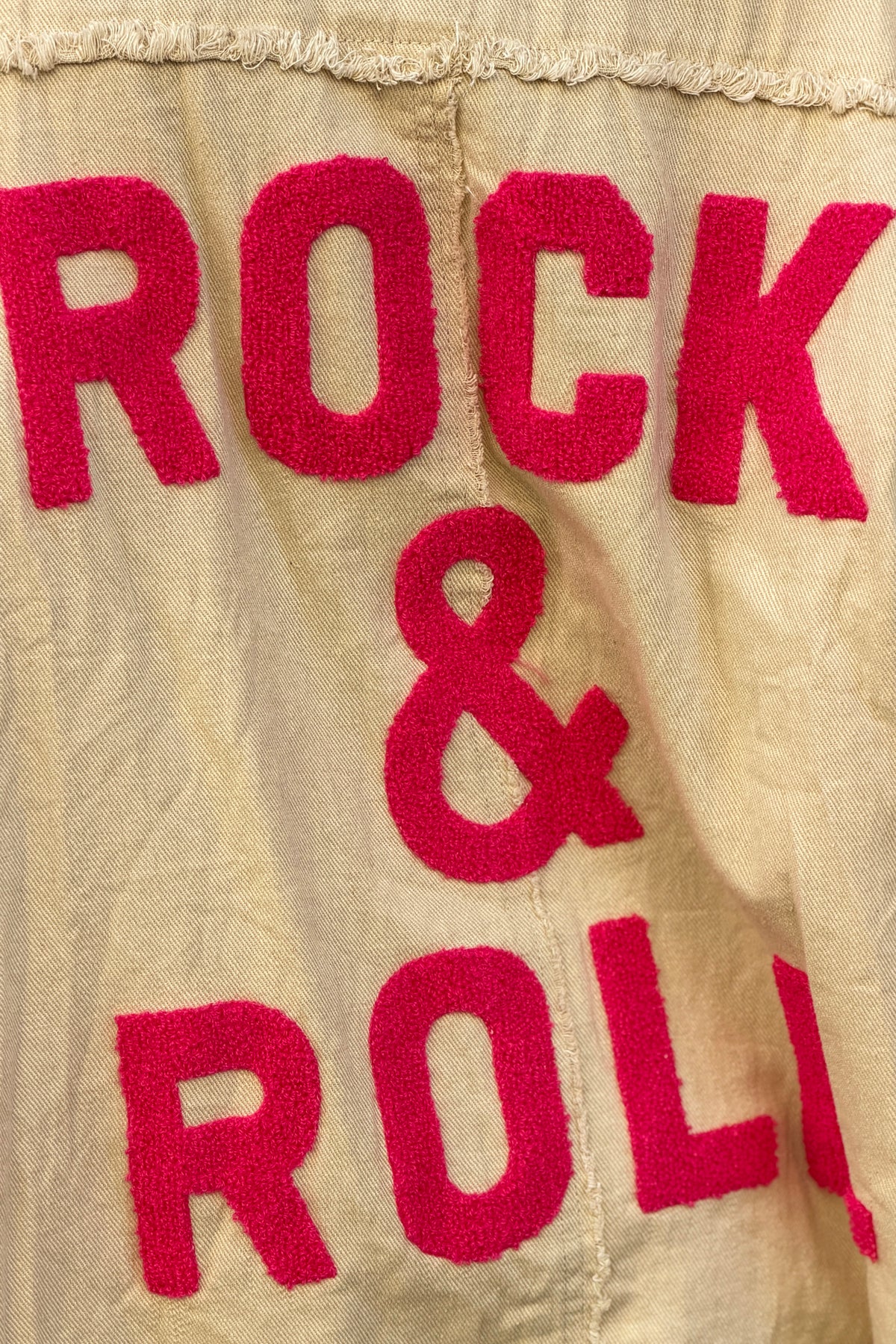 Veste en jean beige oversize finitions franges Rock and Roll en bouclettes fuchsia