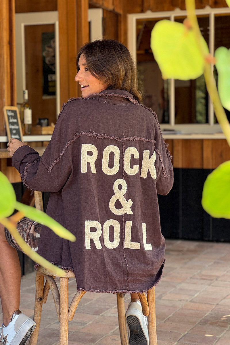 Veste en jean marron oversize finitions franges Rock and Roll en bouclettes écrue