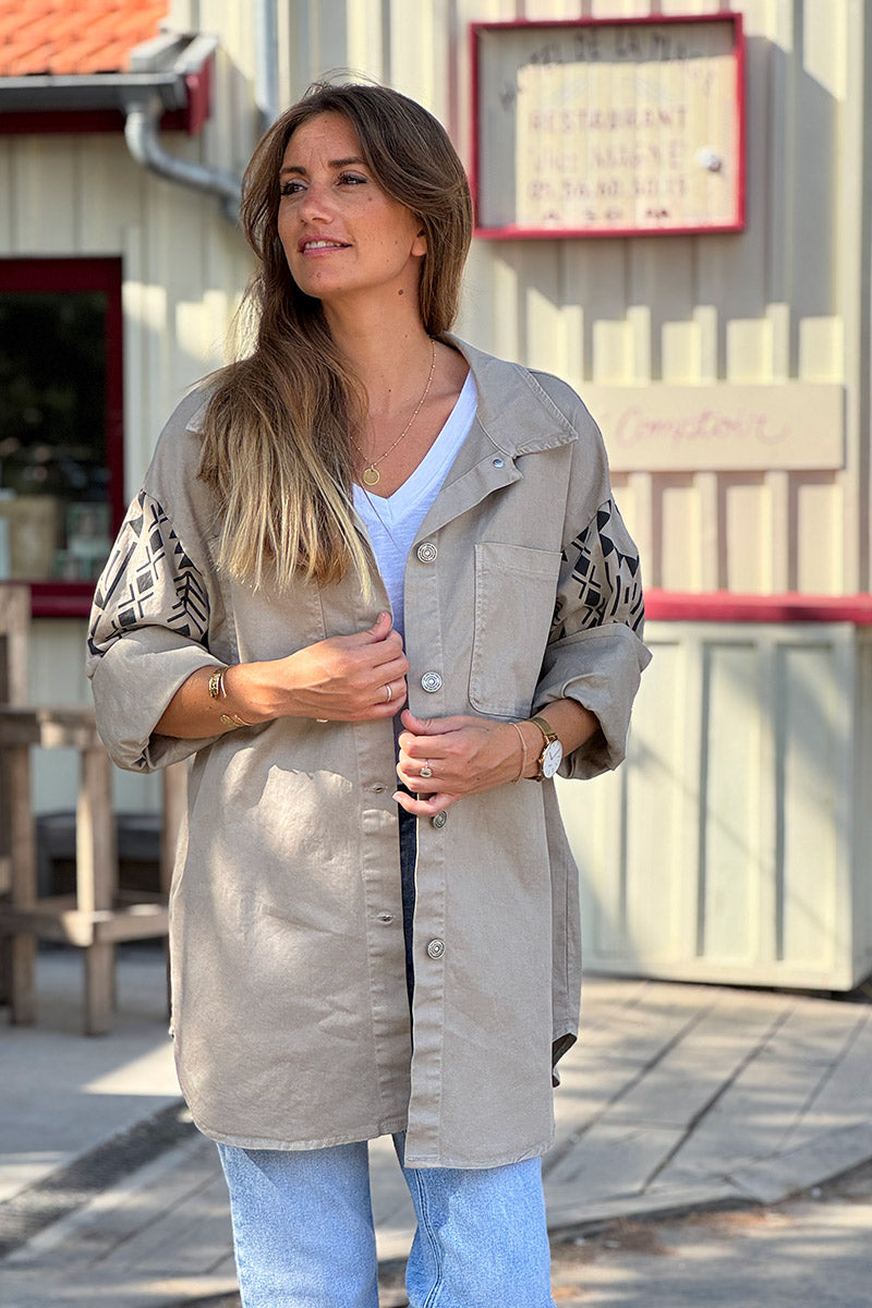 Veste longue en jean beige style surchemise imprimé aztèque au dos