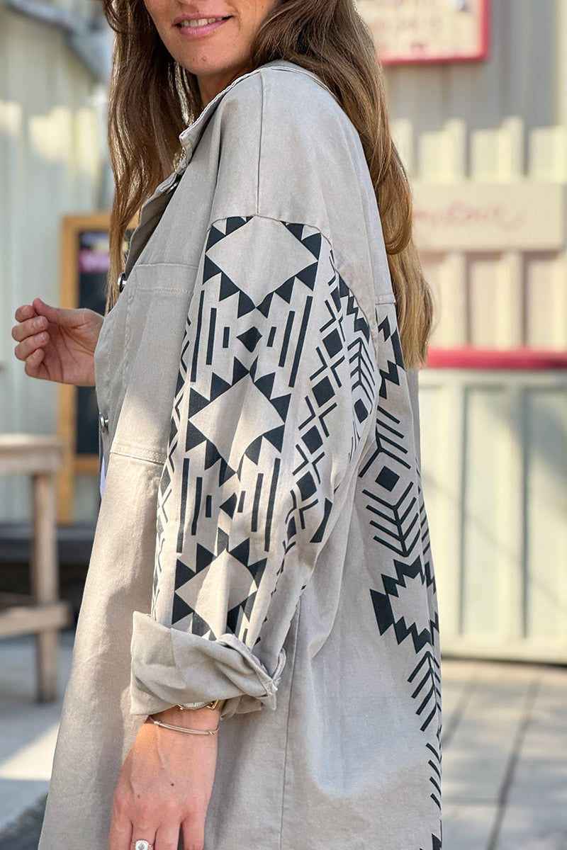 Veste longue en jean beige style surchemise imprimé aztèque au dos