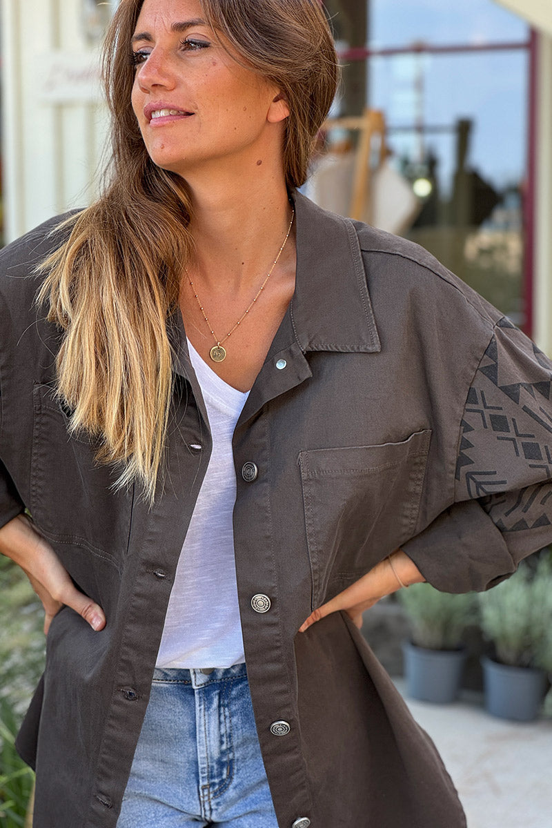 Veste longue en jean marron style surchemise imprimé aztèque au dos