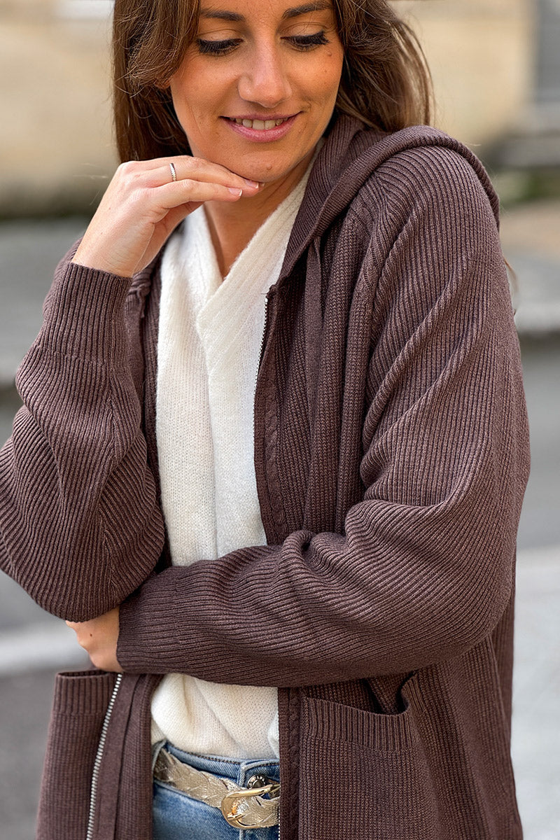 Veste marron toute douce et stretch à capuche petite maille relief et torsades