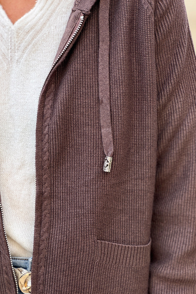 Veste marron toute douce et stretch à capuche petite maille relief et torsades