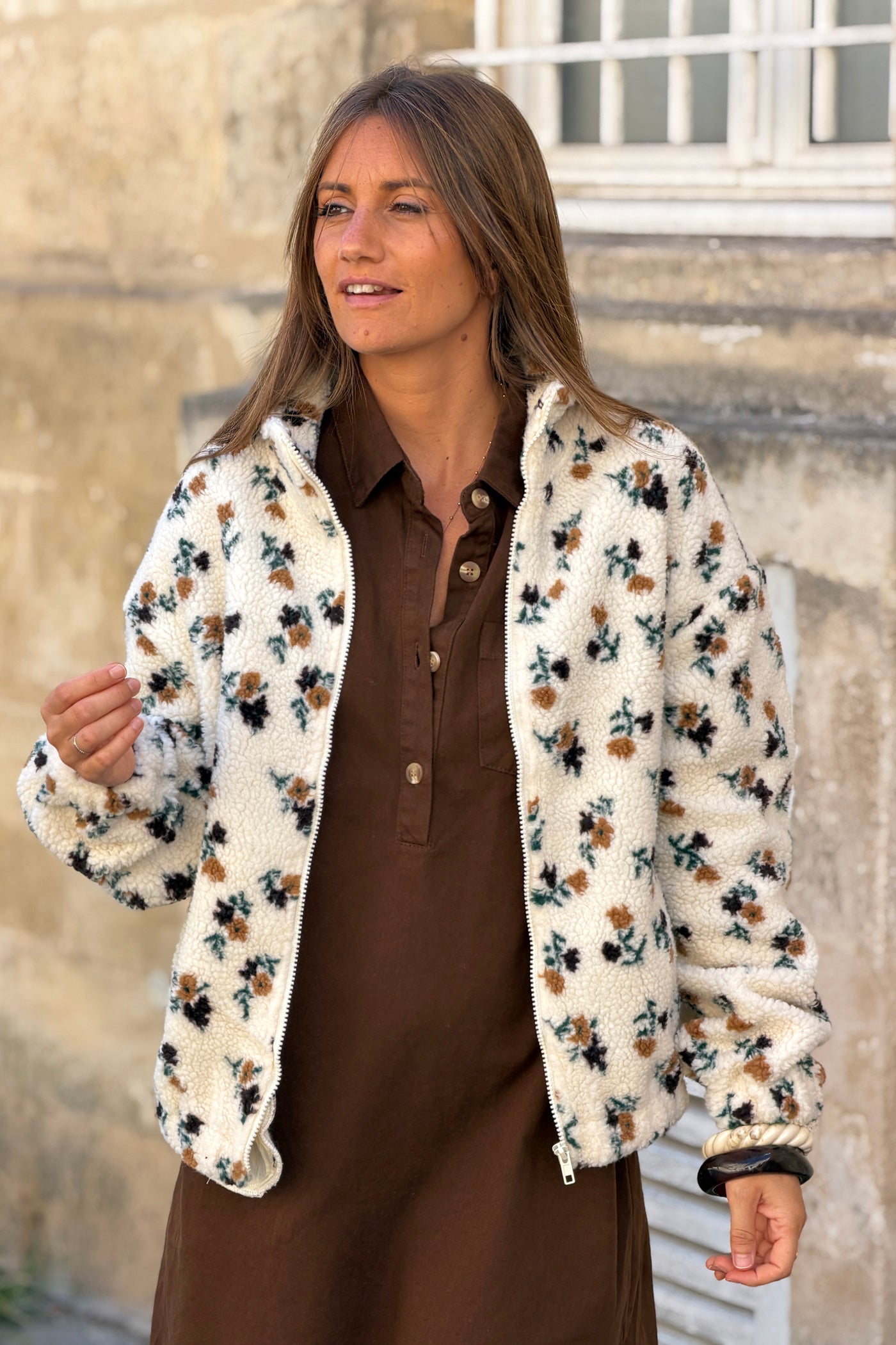 Veste moumoute polaire écrue motifs fleurs marron et camel zip